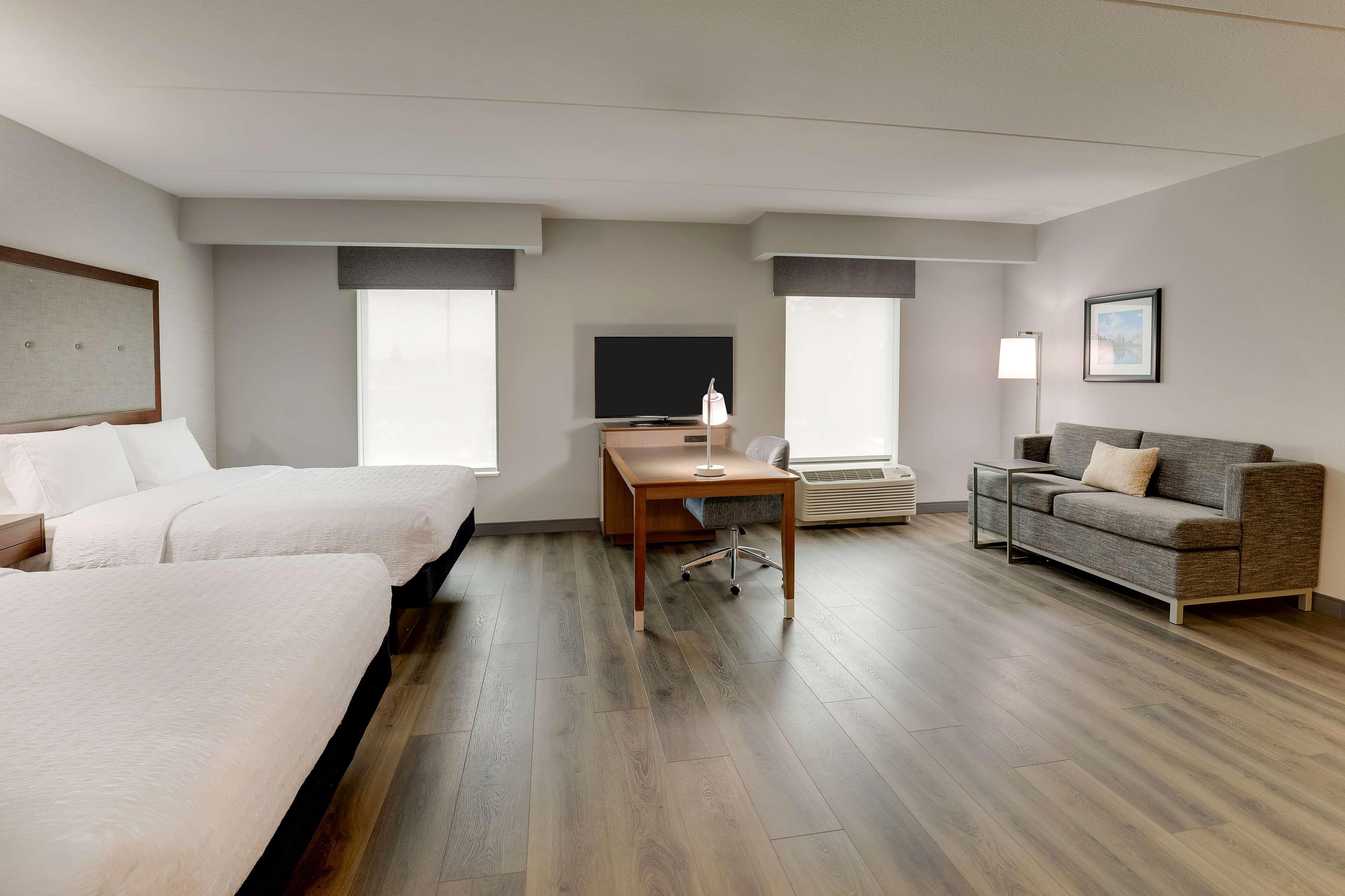 Studio Accessible King Size Bed