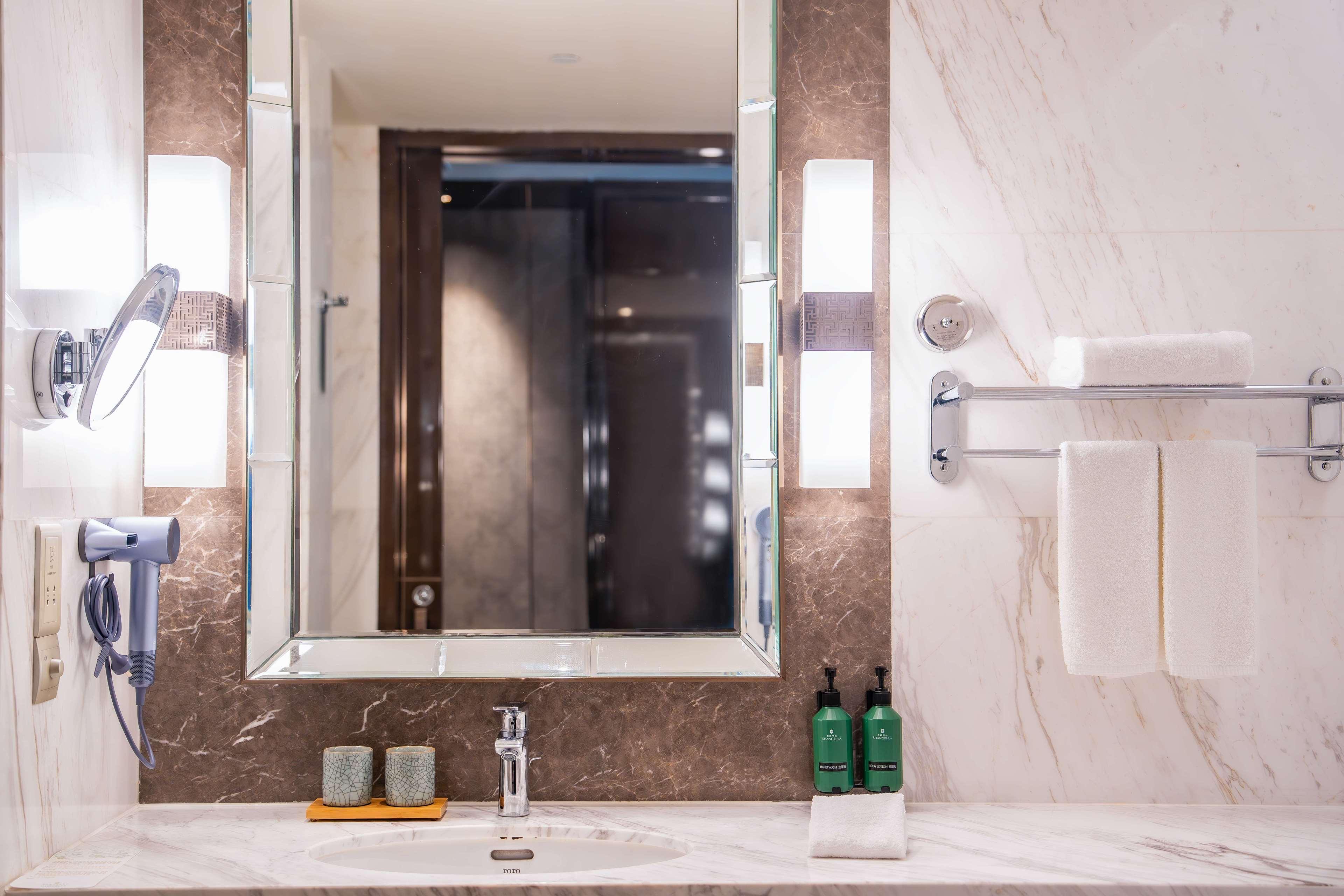 Double Deluxe King Bed