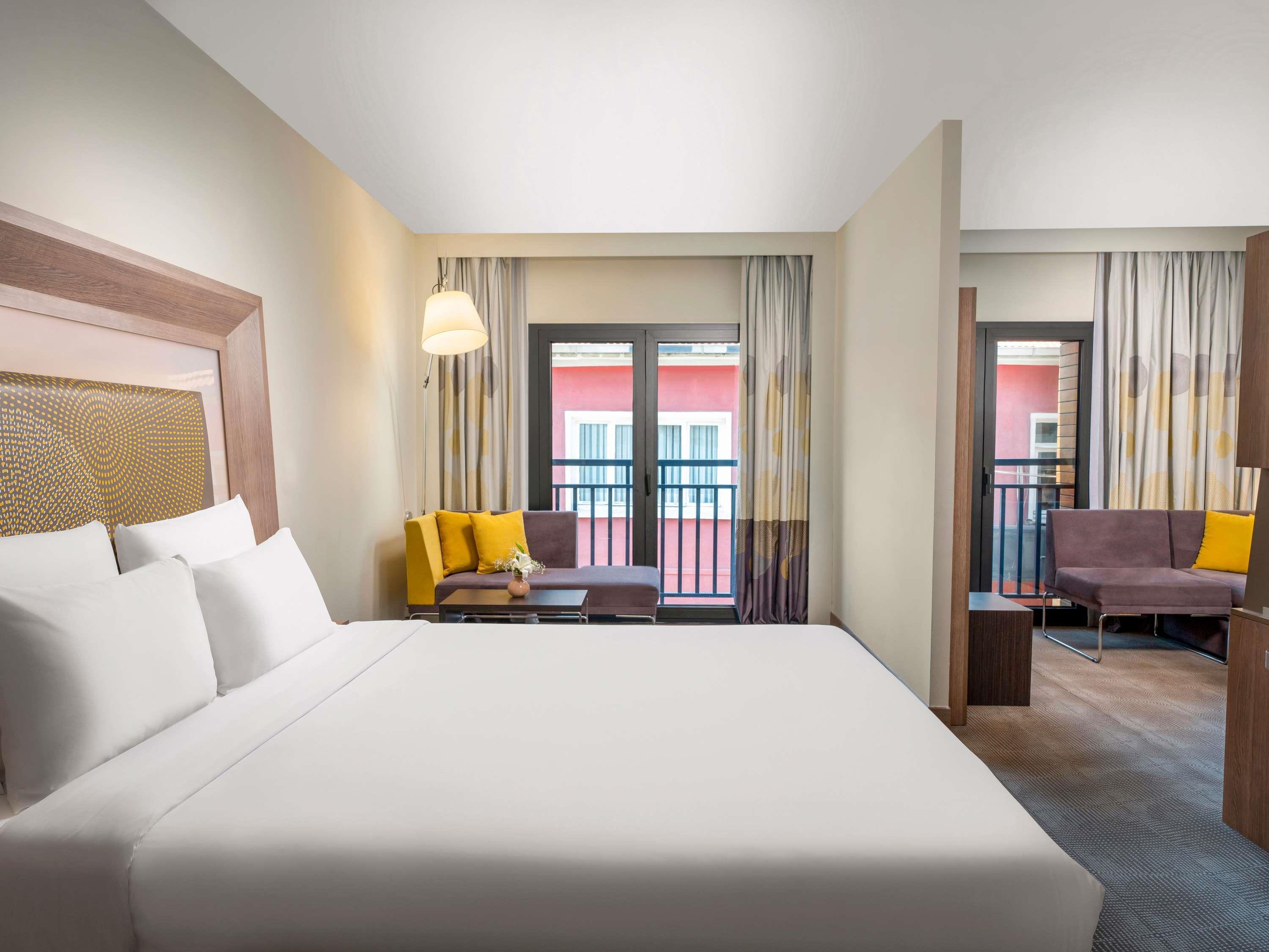 Junior Suite Queen Size Bed