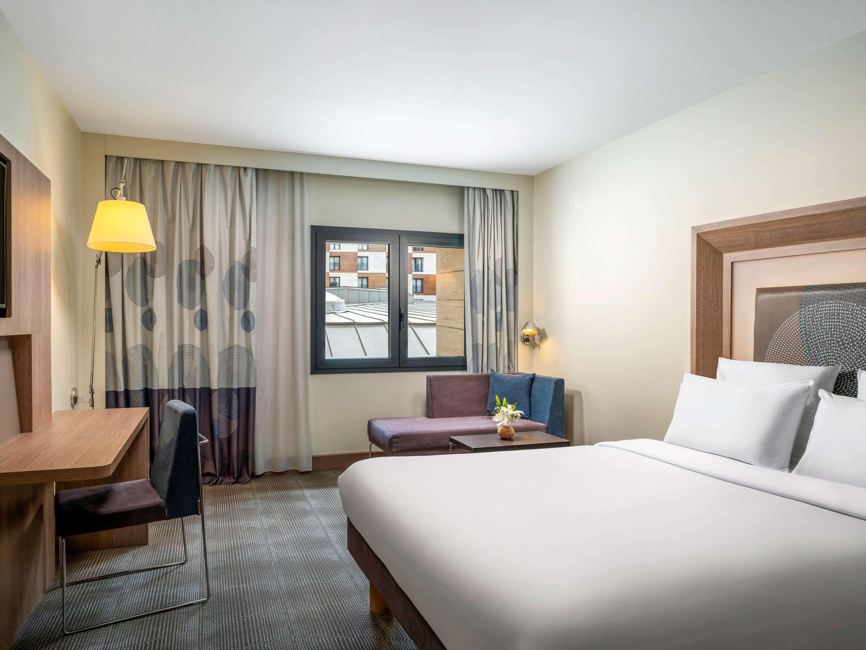 Junior Suite Queen Size Bed