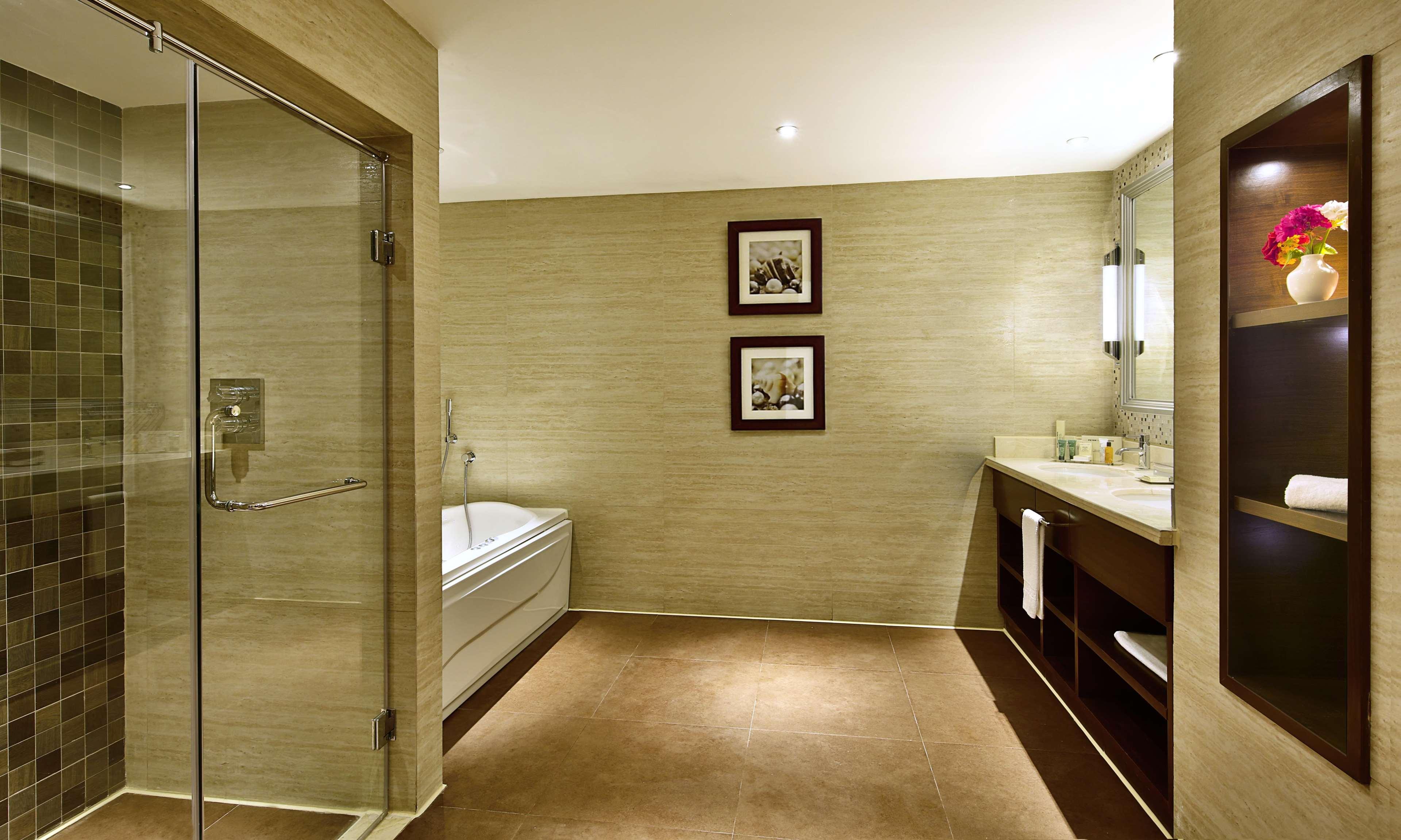 Suite Pool View King Bed