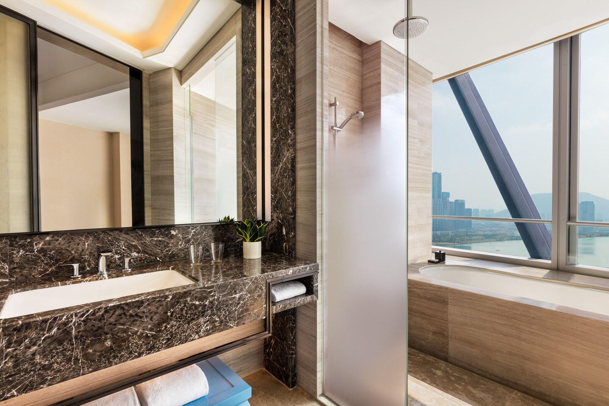 Double Bay View King Bed