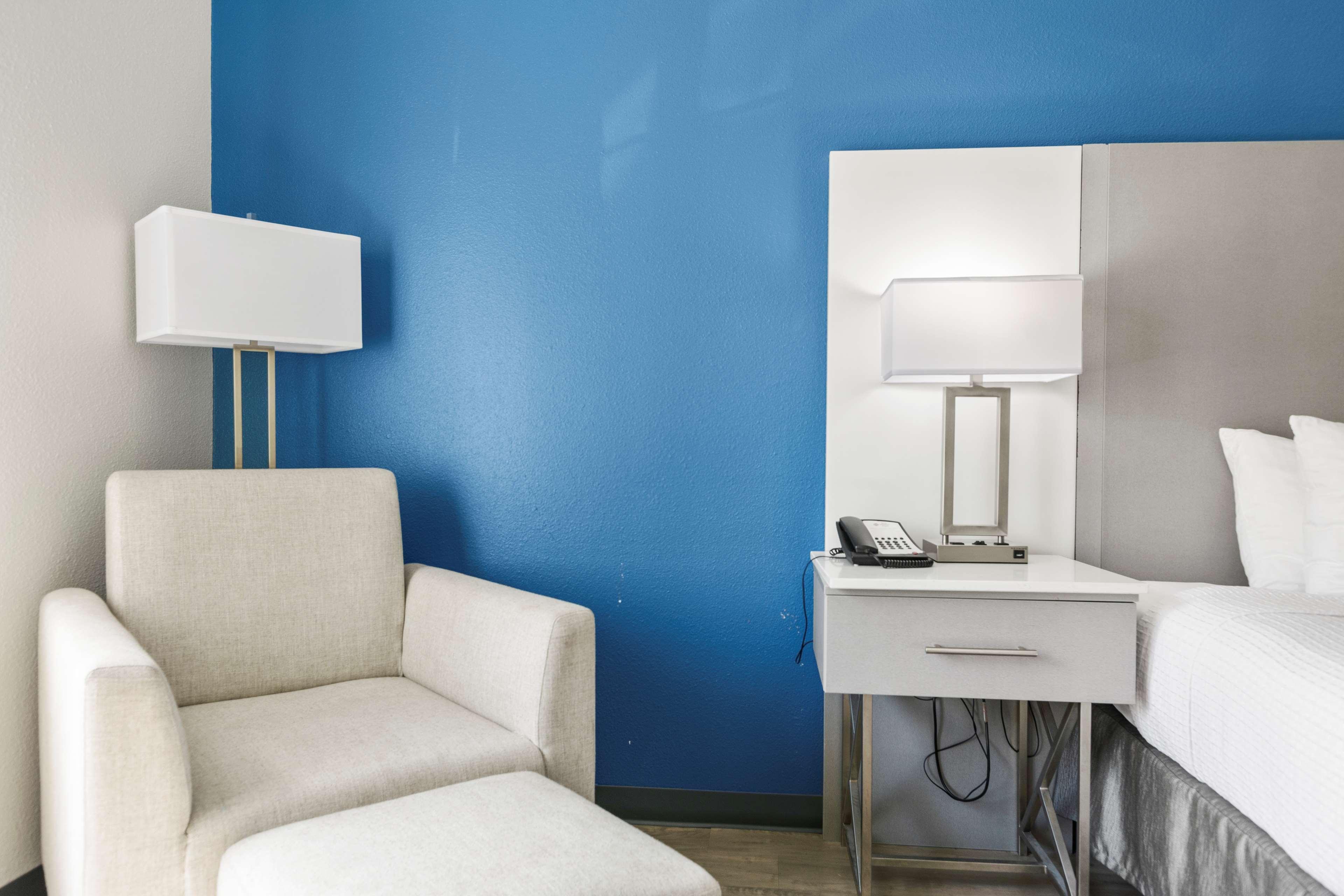 Suite Accessible King Size Bed