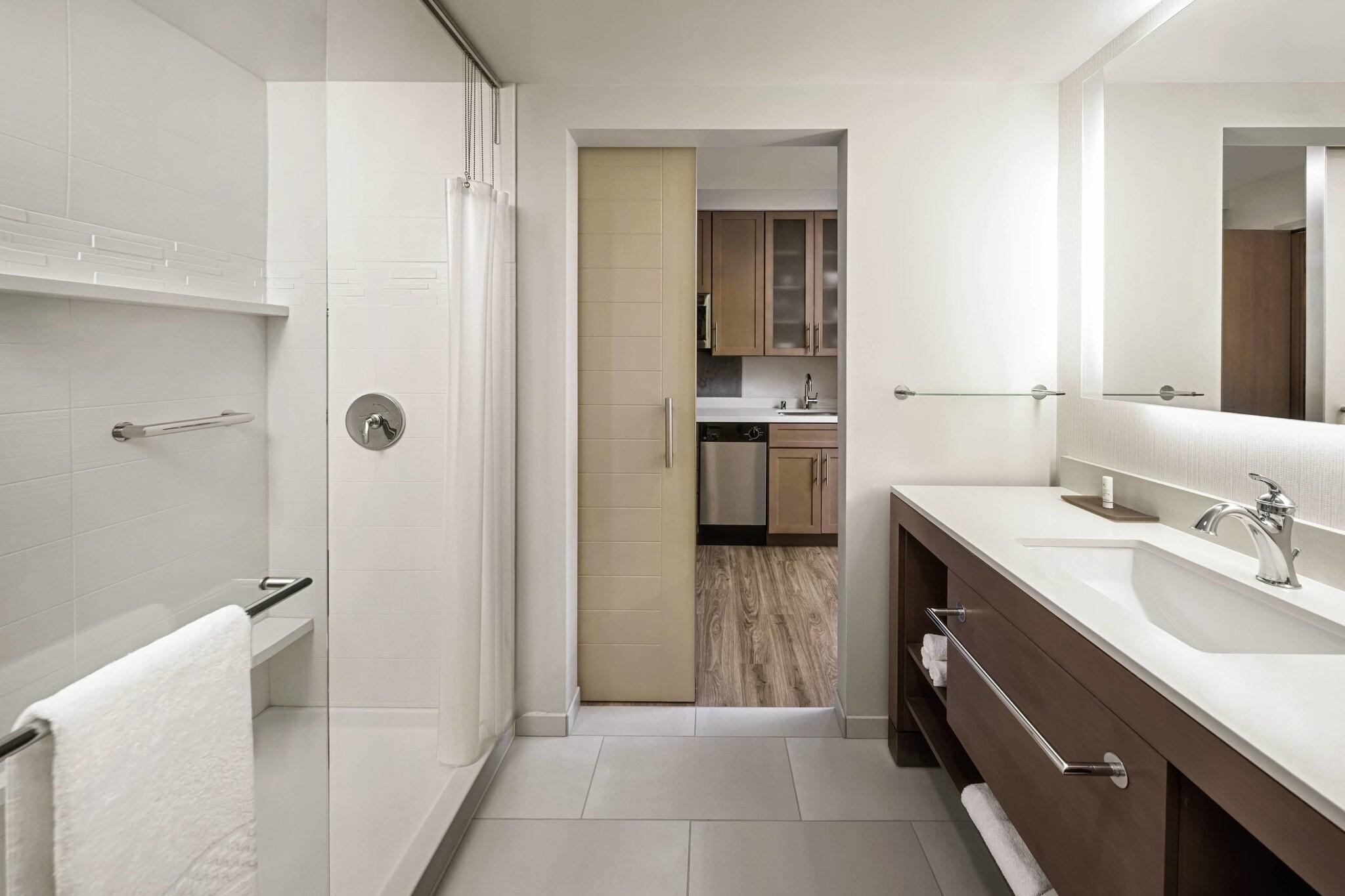 Studio Accessible King Size Bed