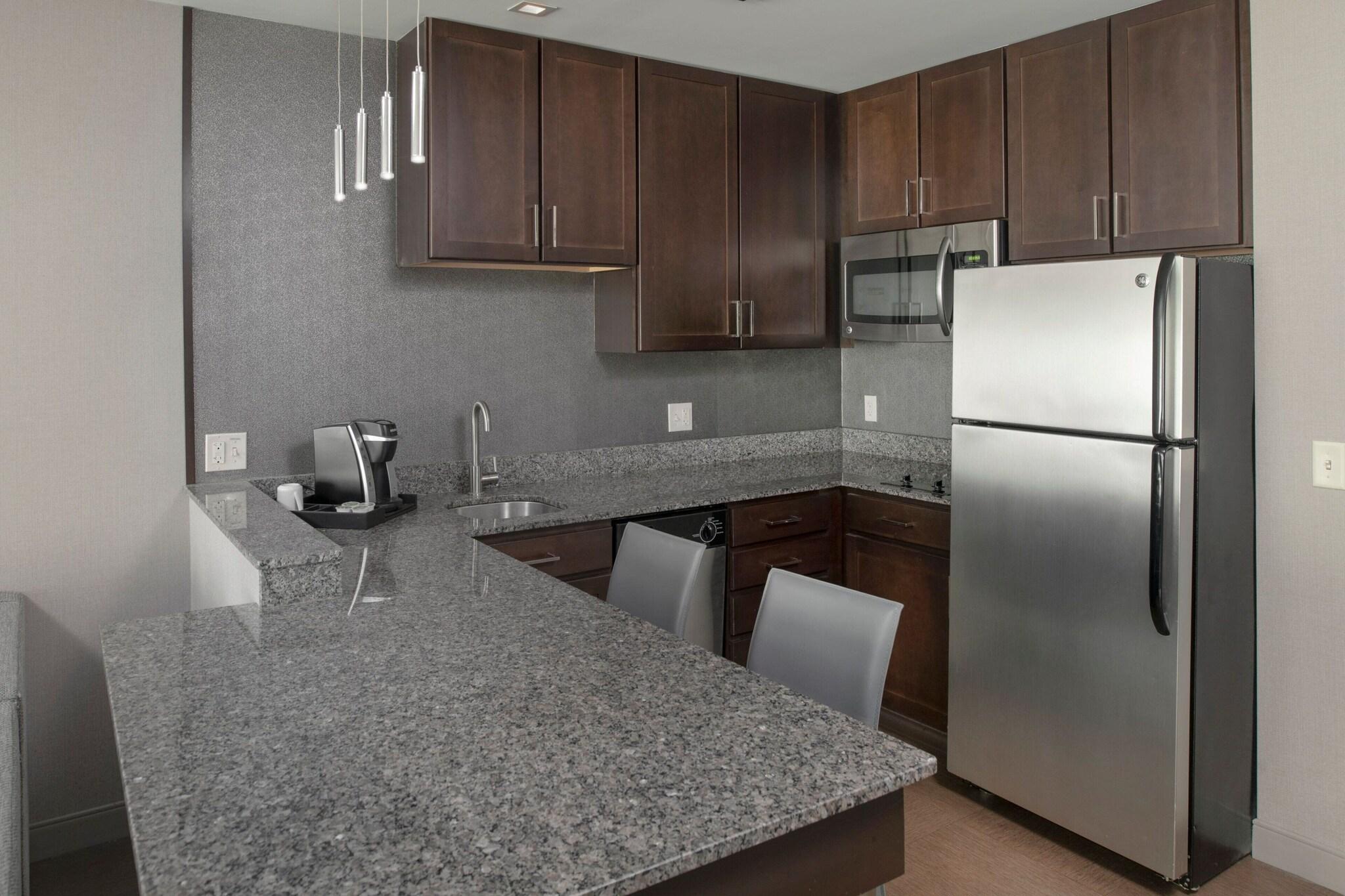 Studio Two Queen Beds