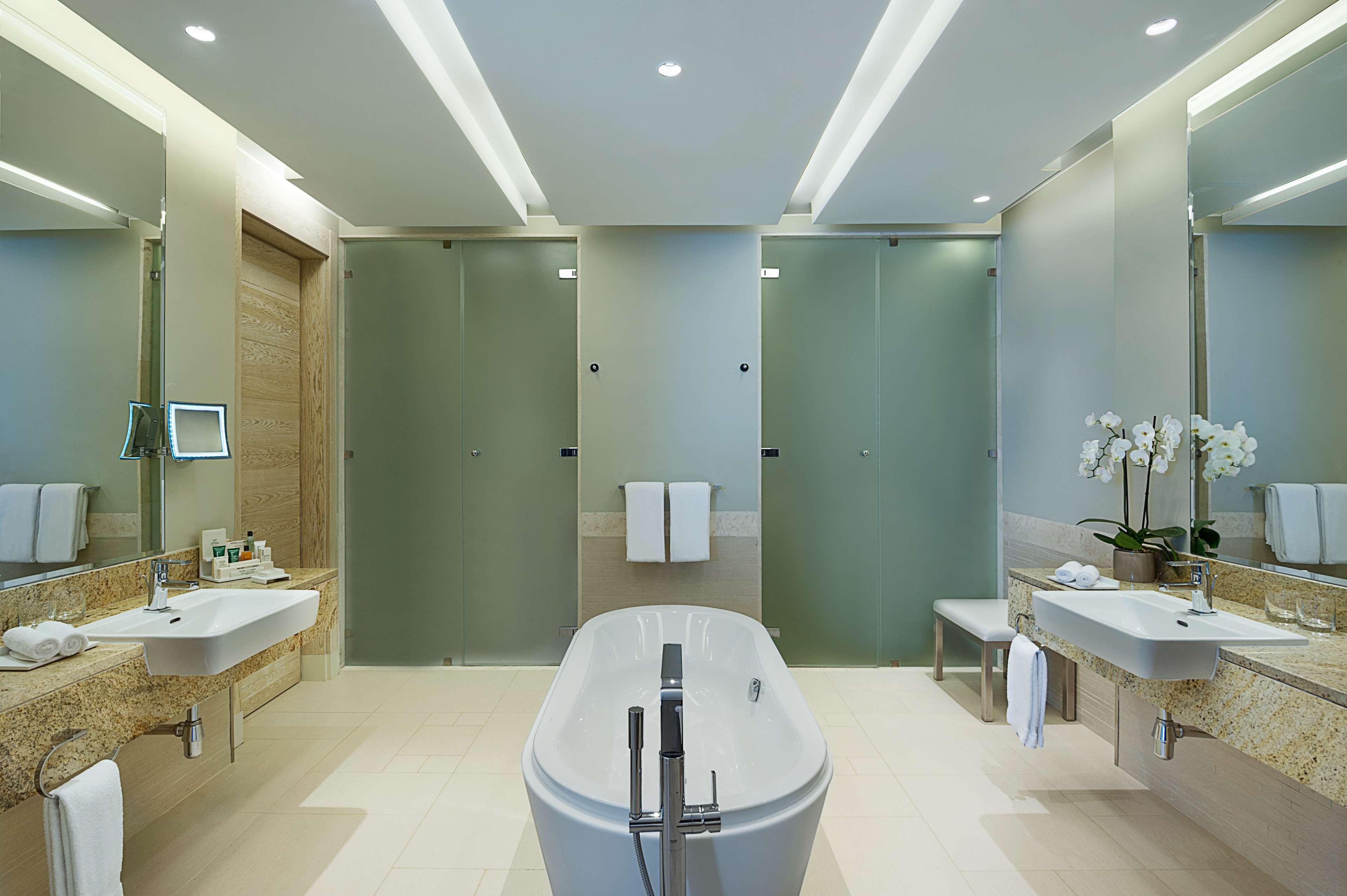 Junior Suite Sea View King Bed