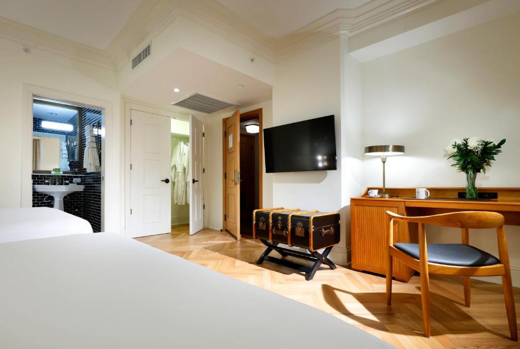 Family Room Two Queen Beds