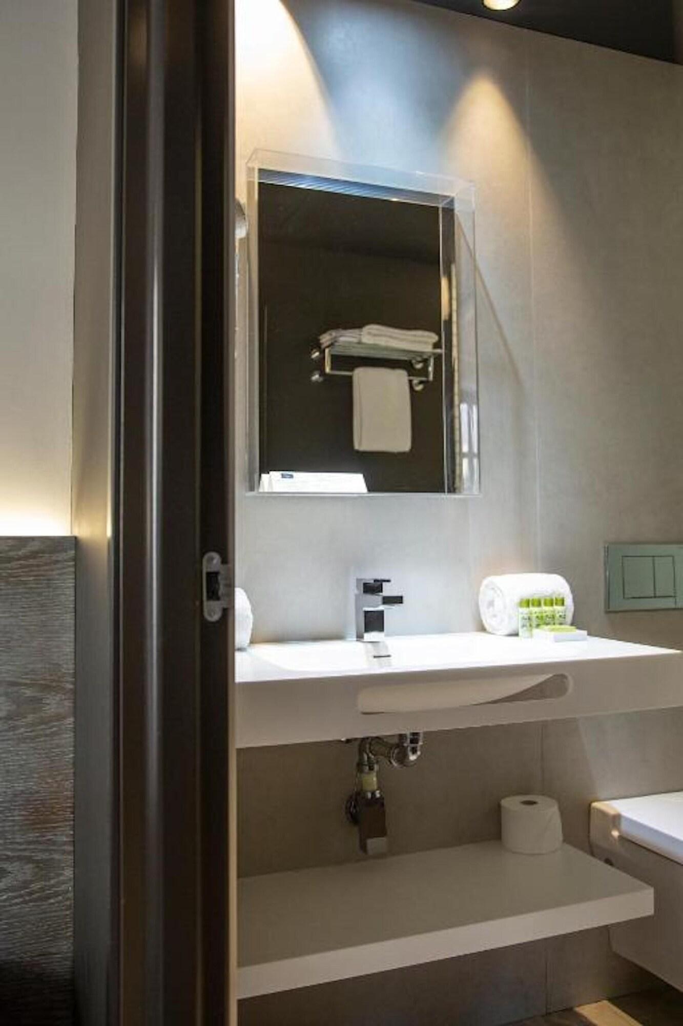 Junior Suite Queen Size Bed