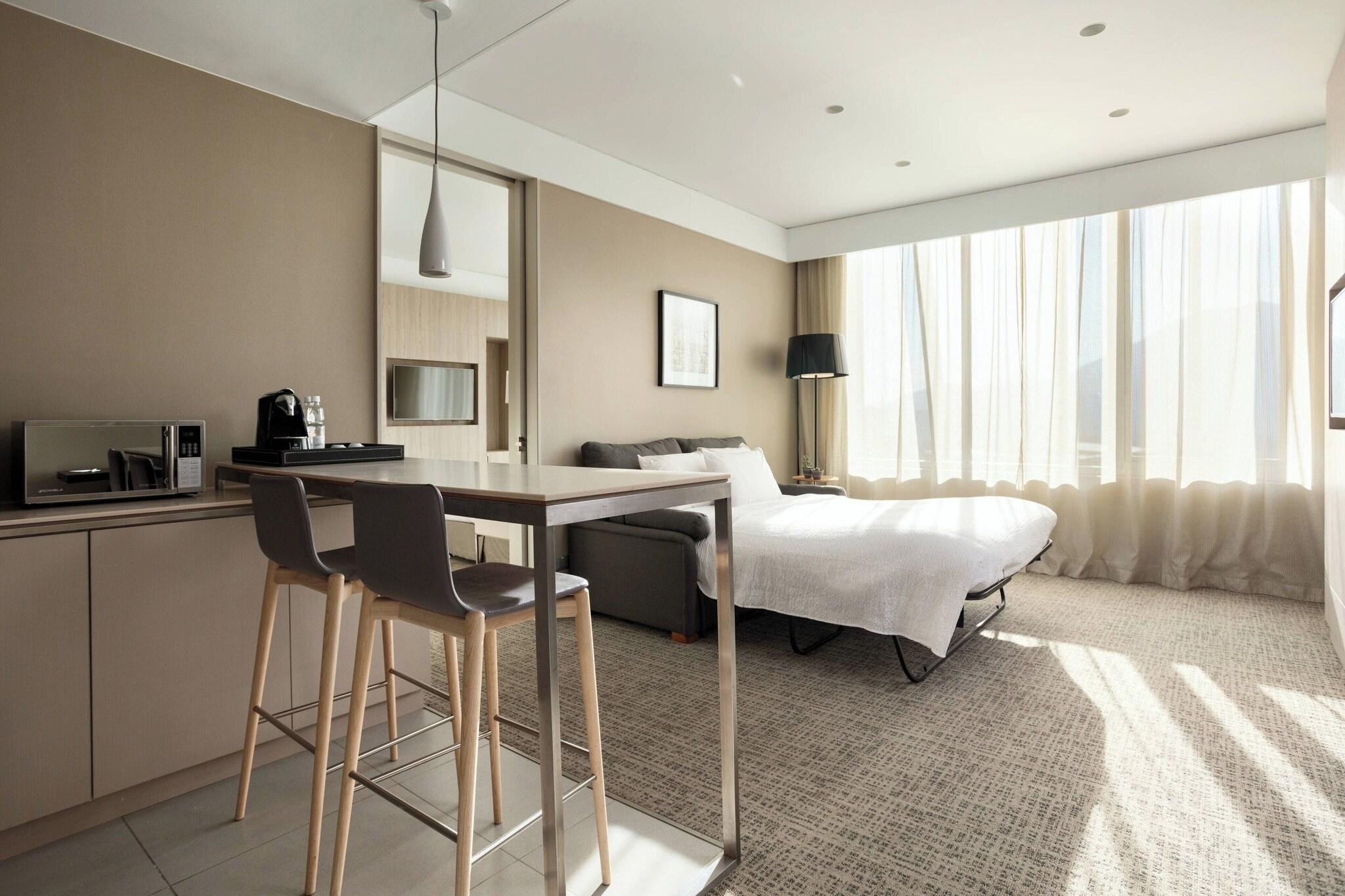 Suite City View King Bed