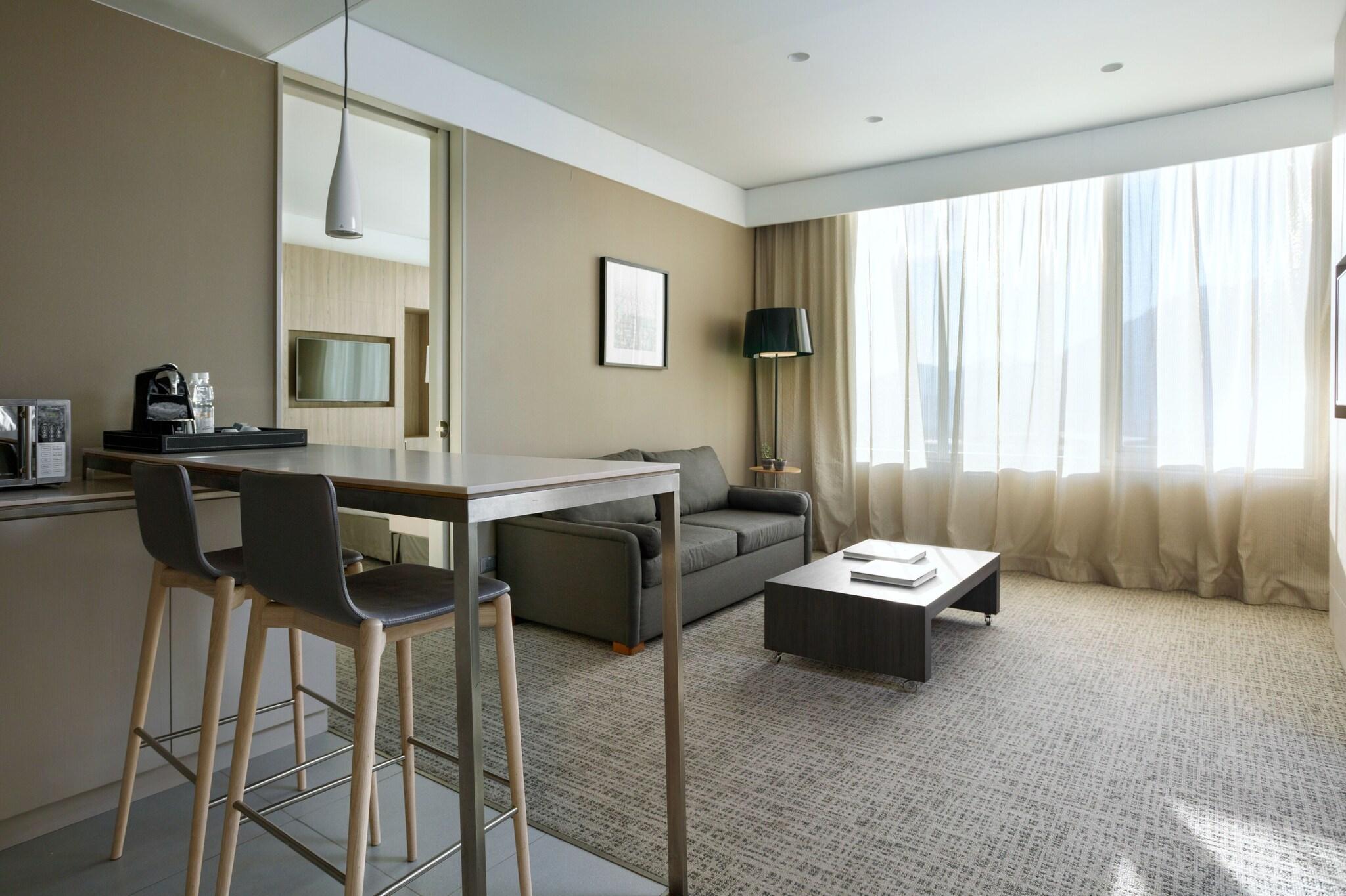 Suite City View King Bed