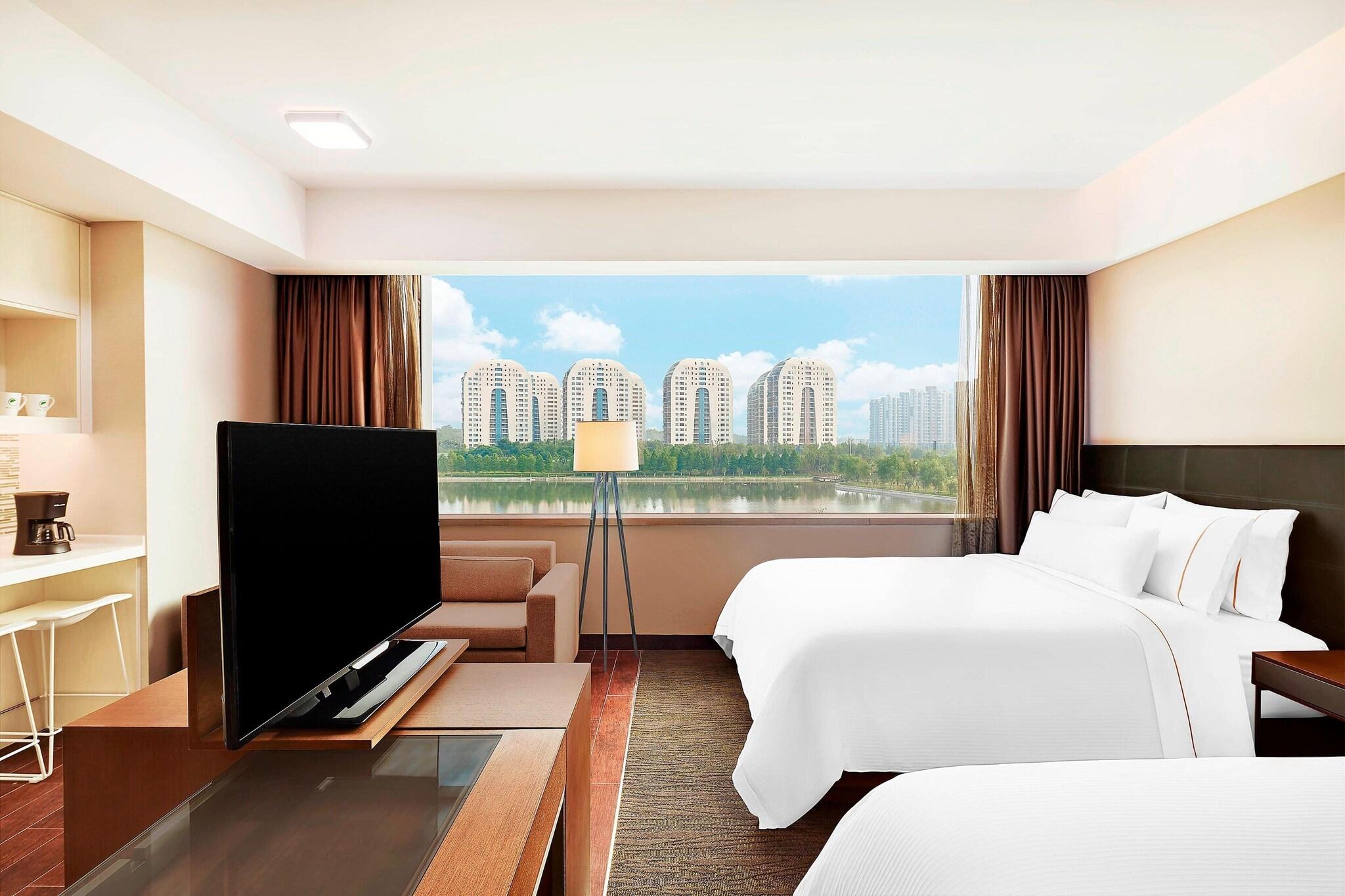 Studio Two Queen Beds