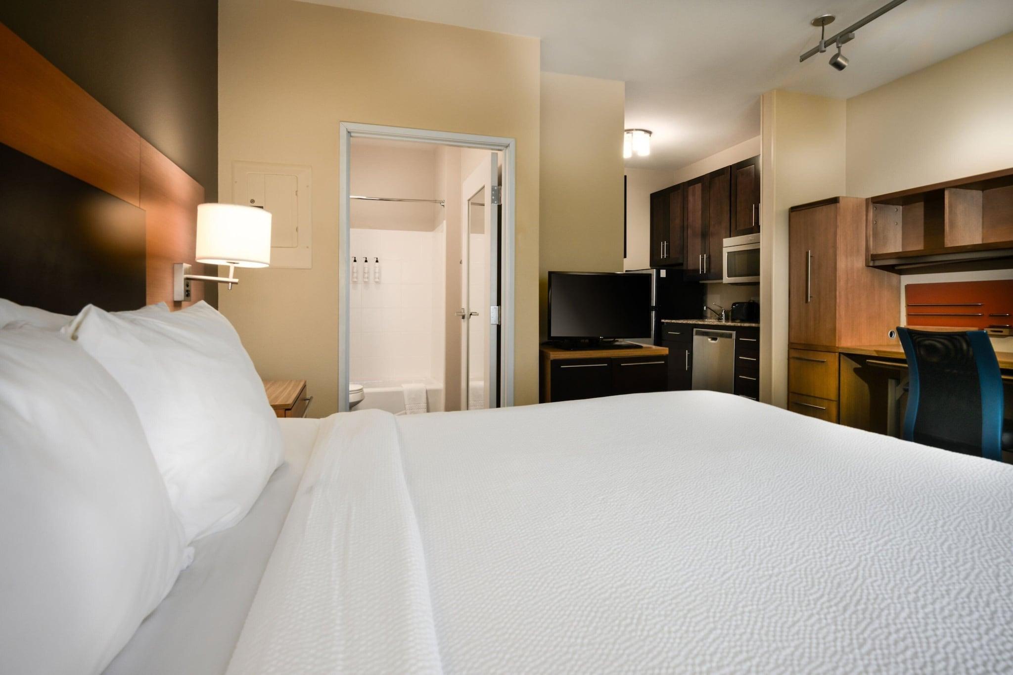 Studio Accessible King Size Bed