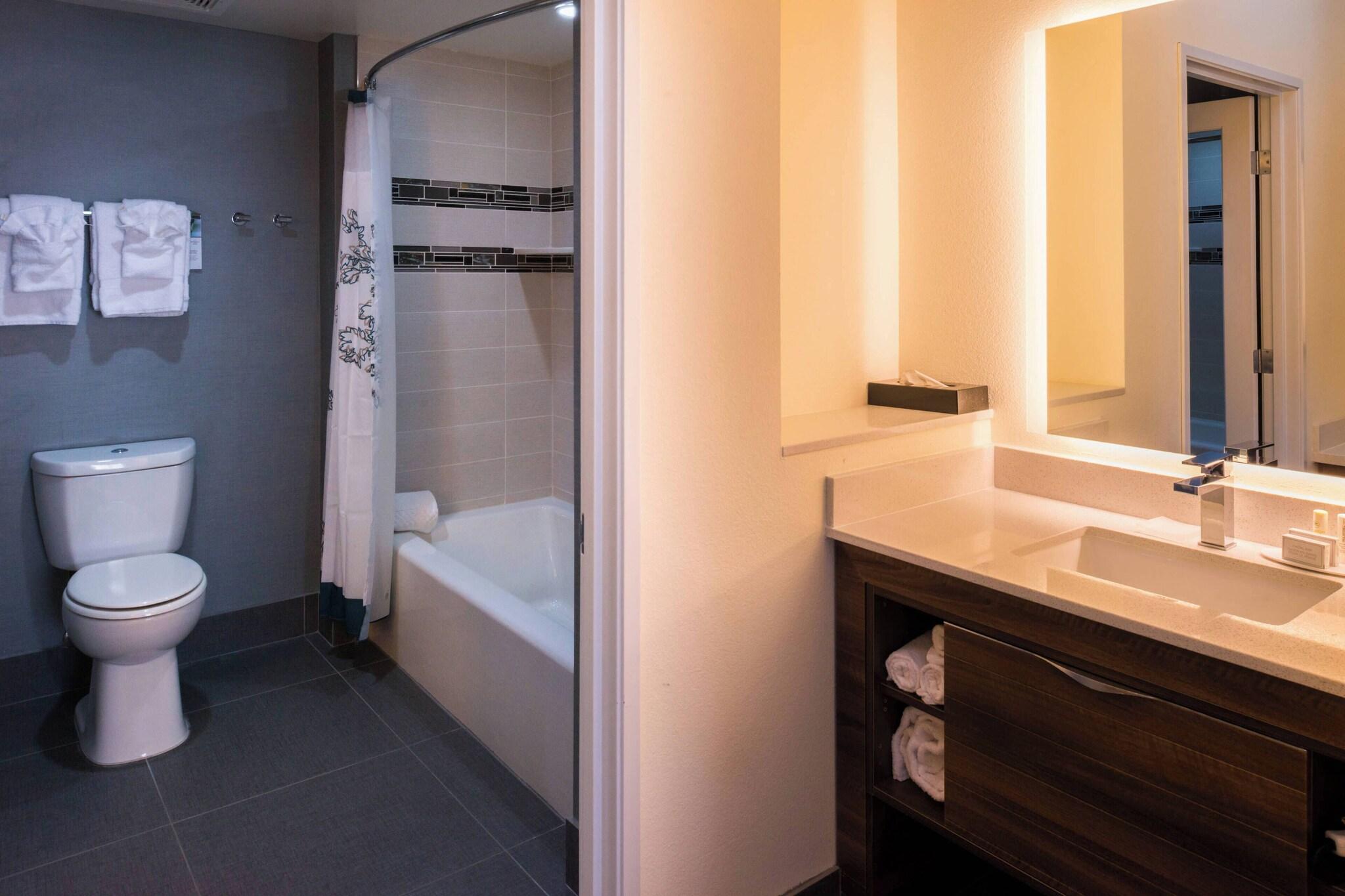 Studio Two Queen Beds