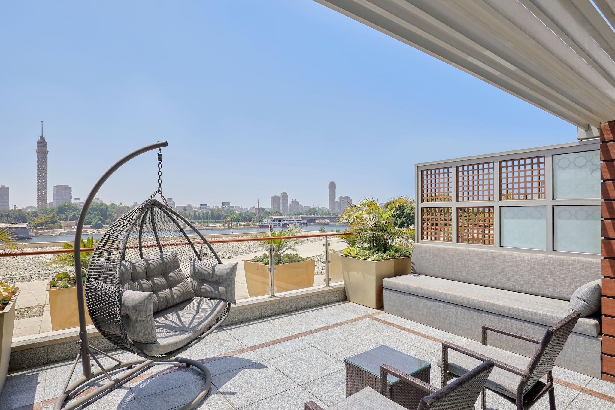 Double King Bed Smoking