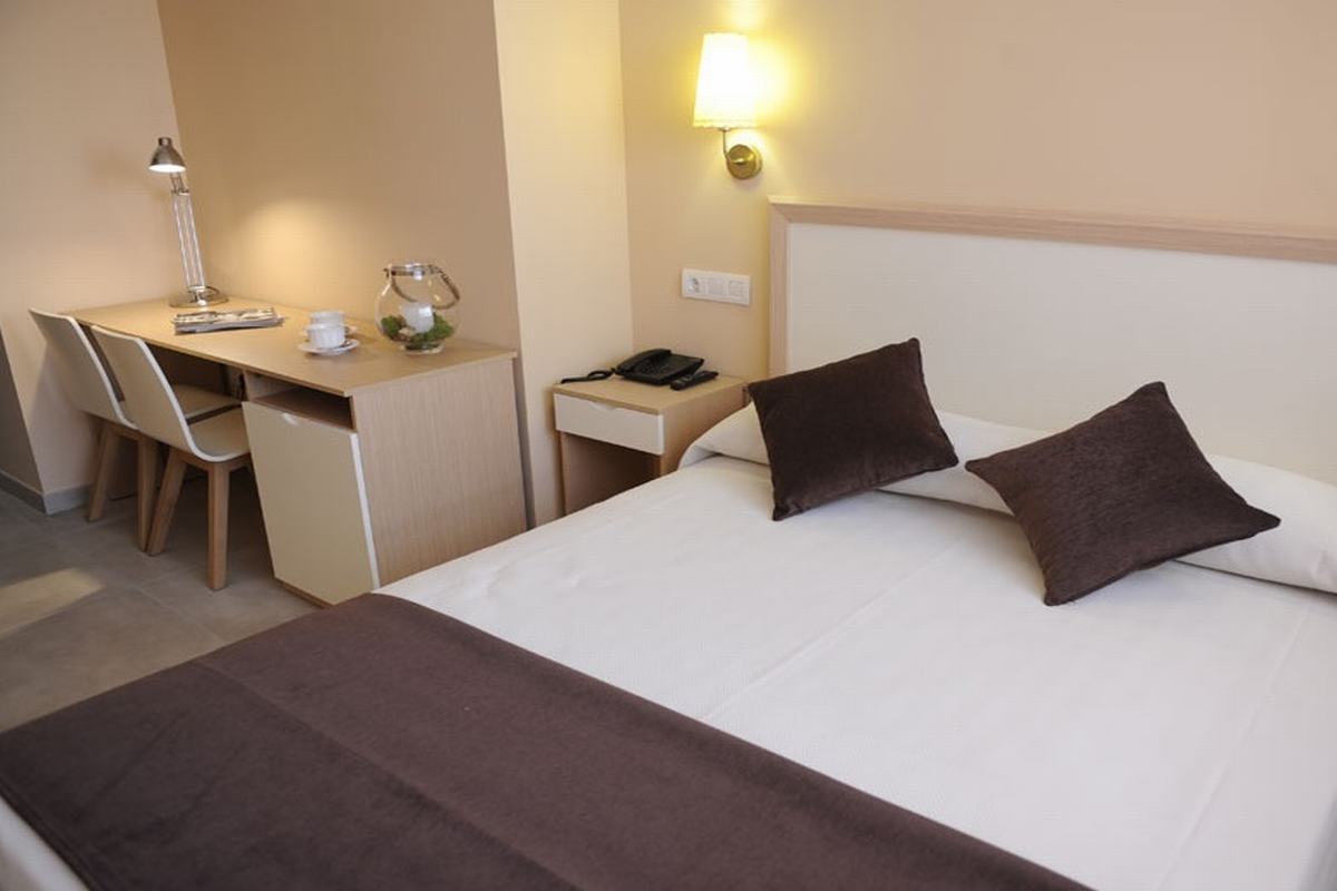 Double or Twin with Double Bed