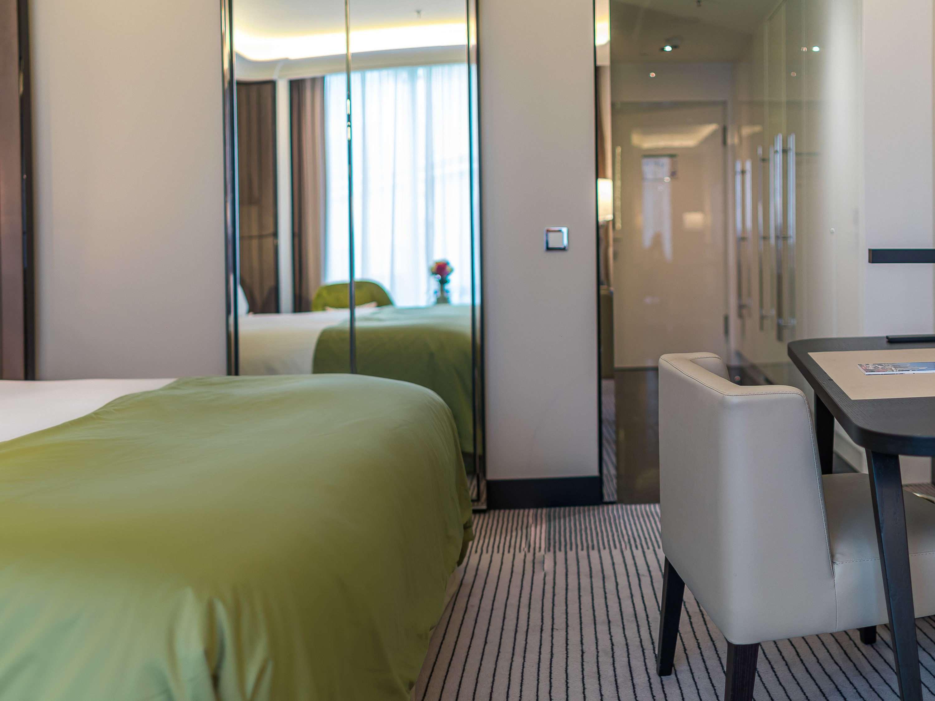 Double Classic Queen Bed