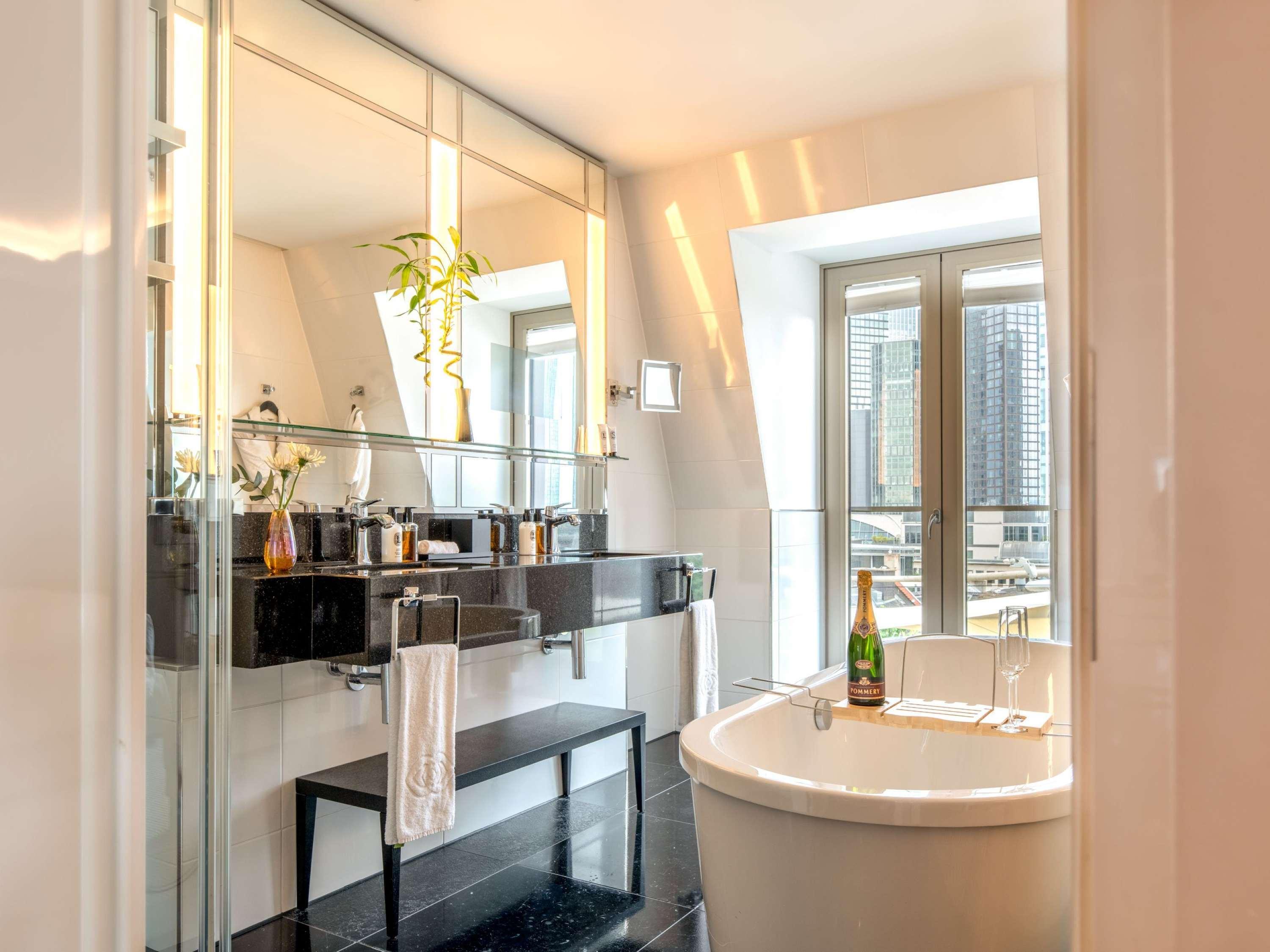 Suite City View King Bed