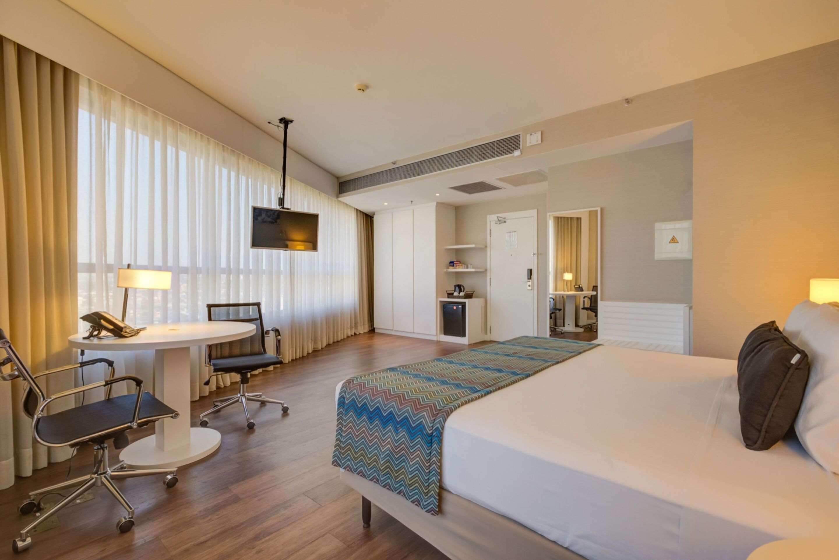 Single Deluxe King Bed