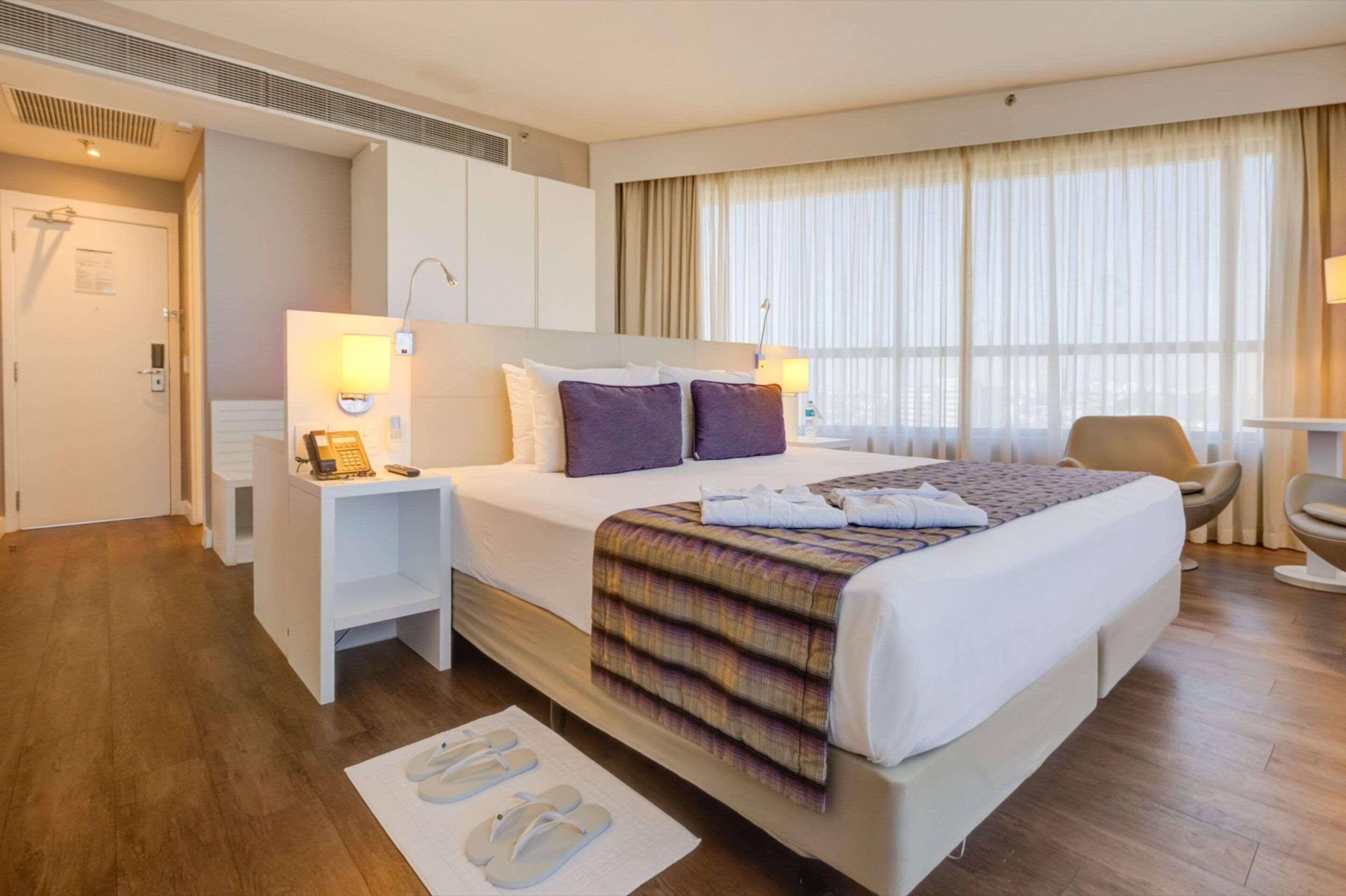 Single Business King Bed