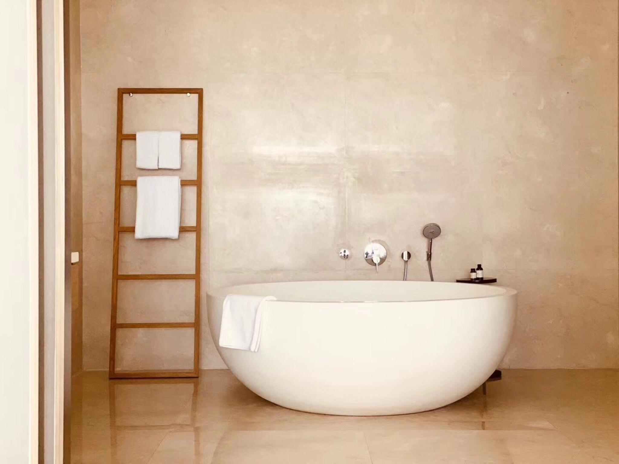 Suite Partial Ocean View King Bed