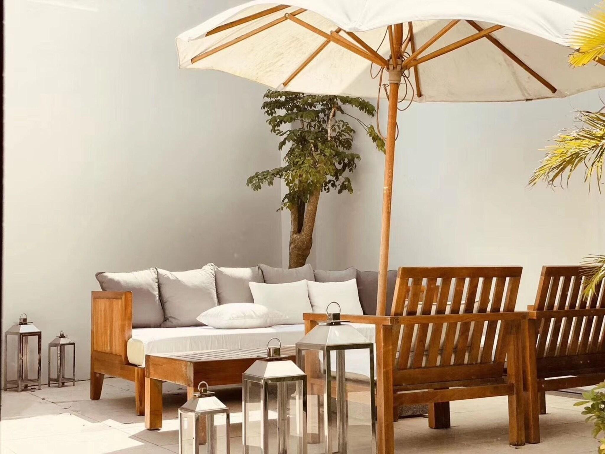 Suite Partial Ocean View King Bed