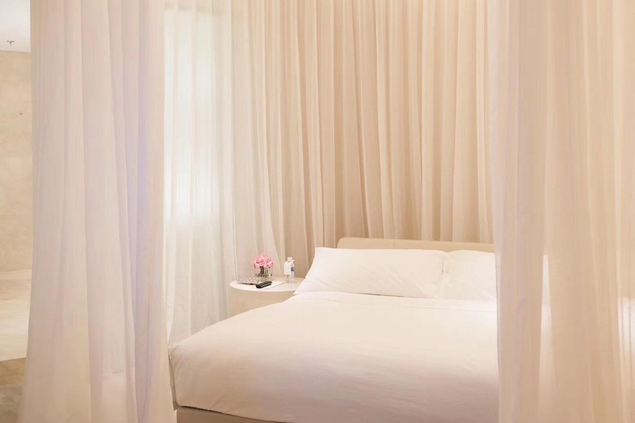 Suite Partial Ocean View King Bed