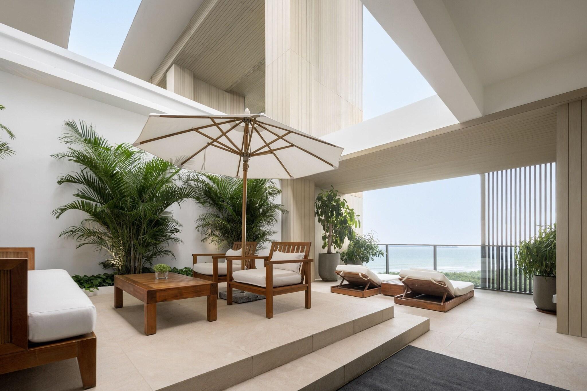 Suite Partial Ocean View King Bed