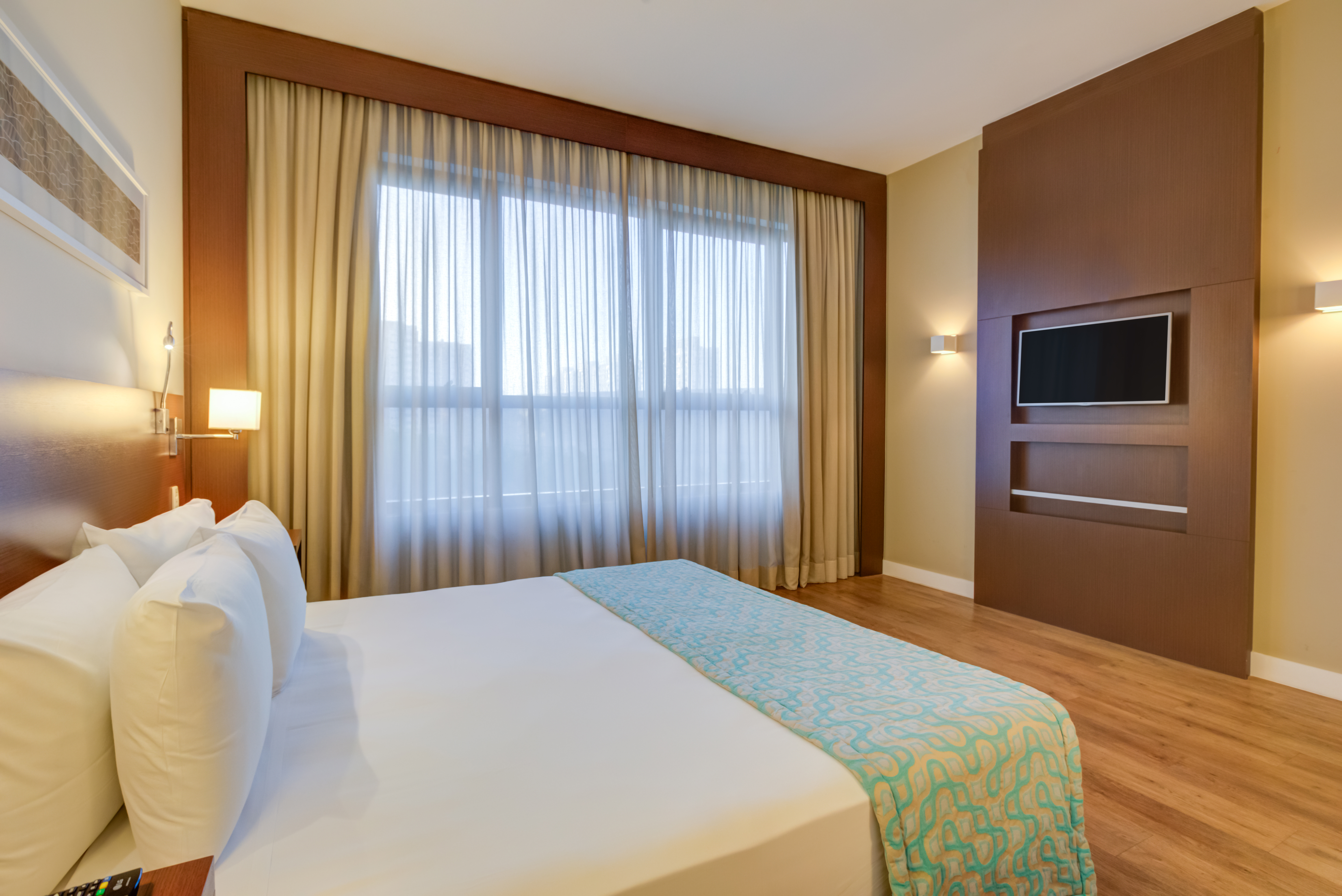 Single Deluxe King Bed