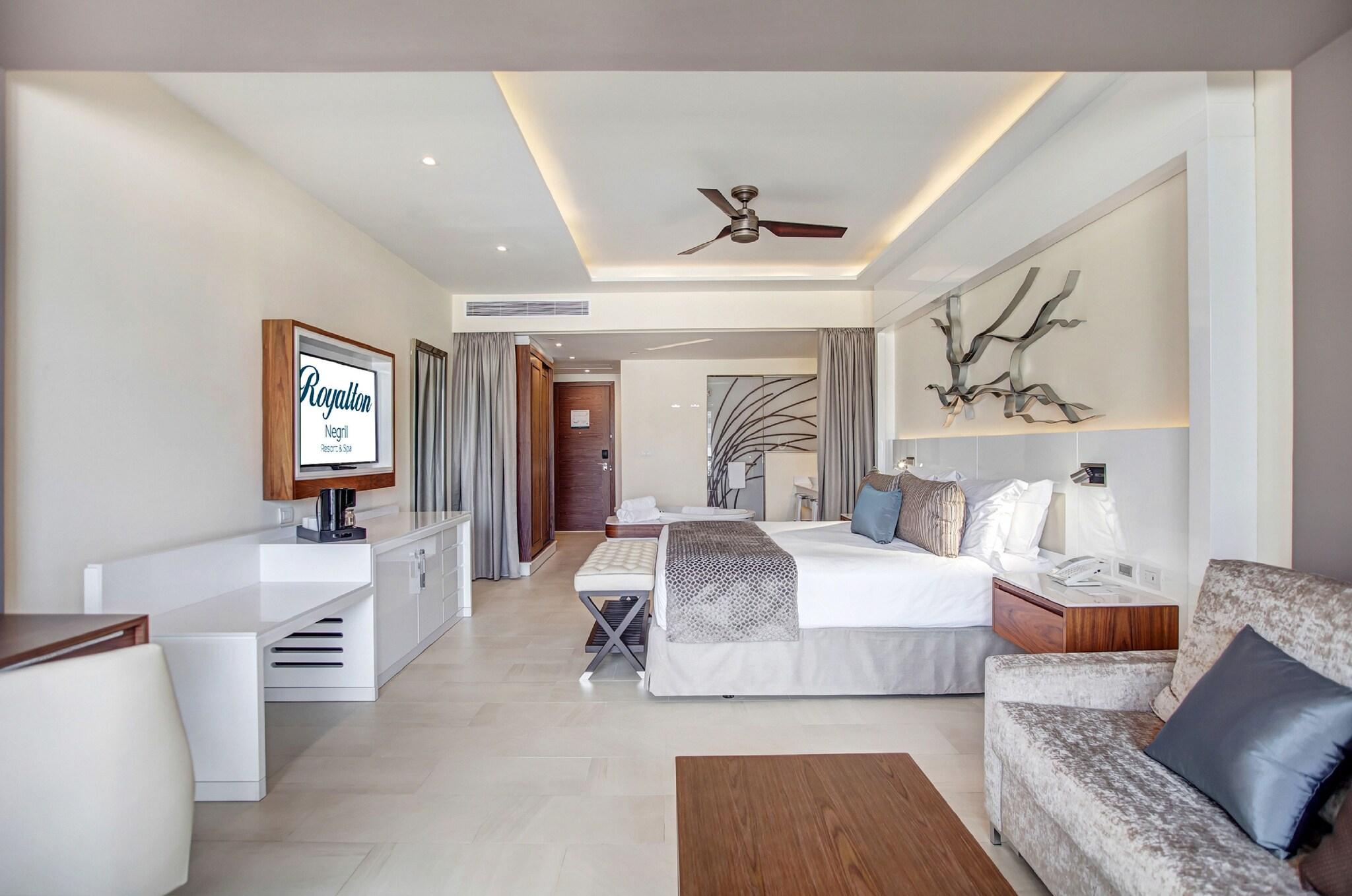 Junior Suite Club King Bed