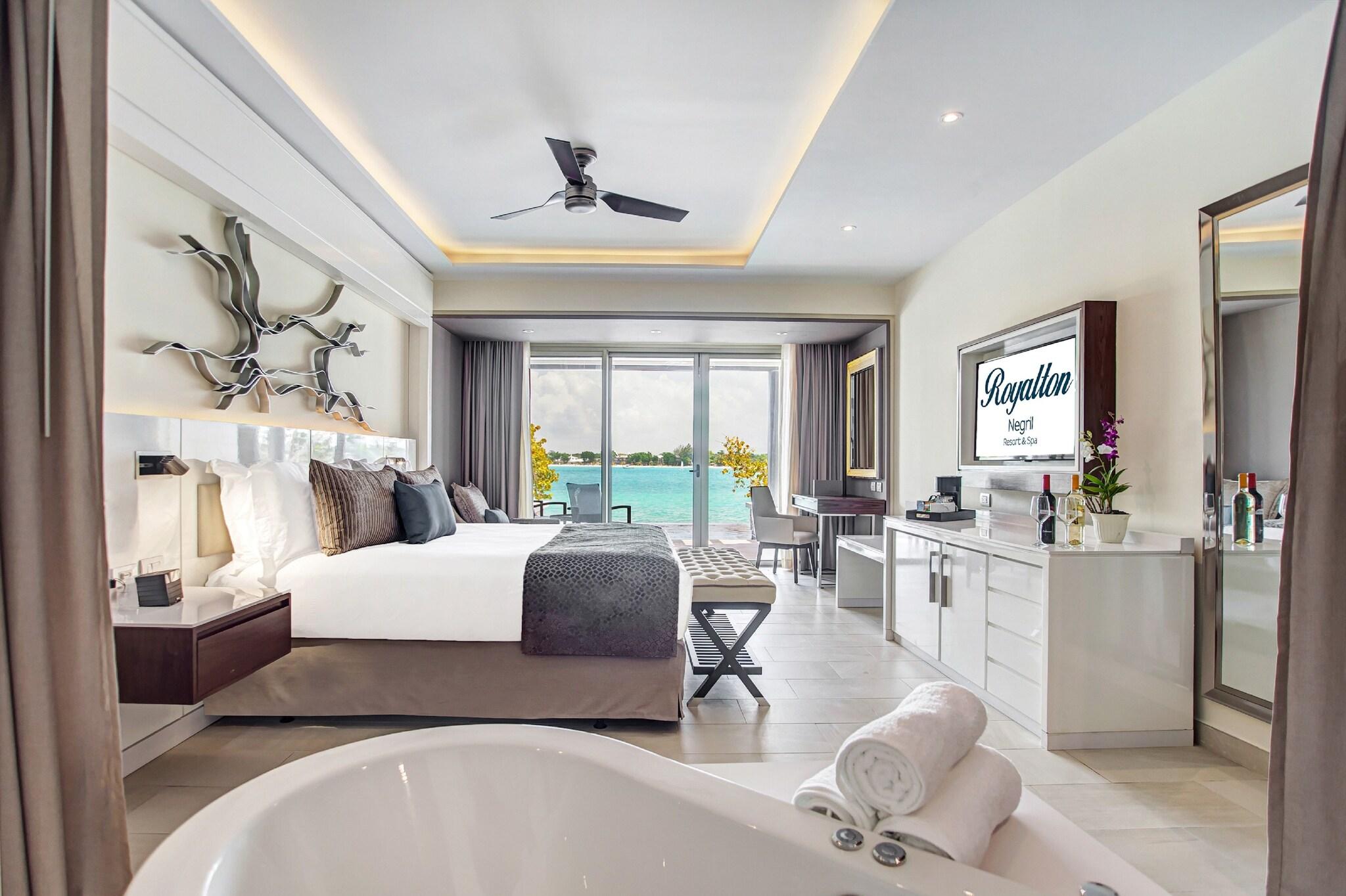 Junior Suite Club King Bed