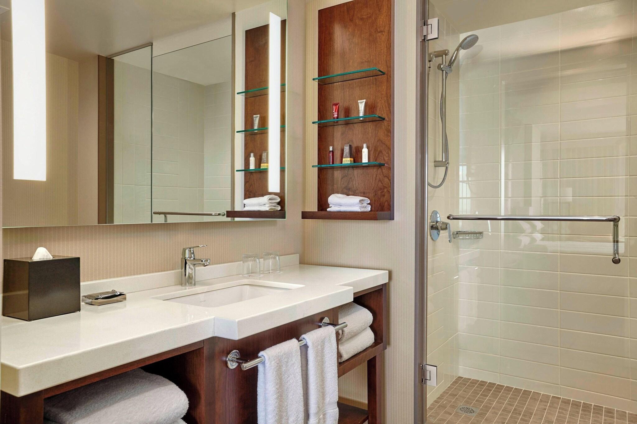 Suite City View Queen Bed