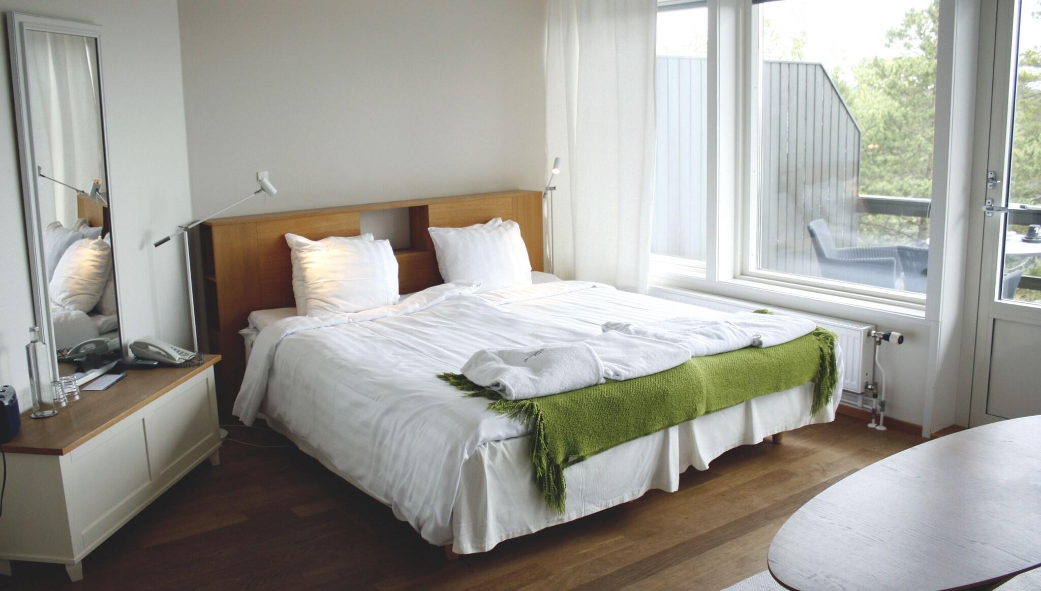 Junior Suite Queen Size Bed