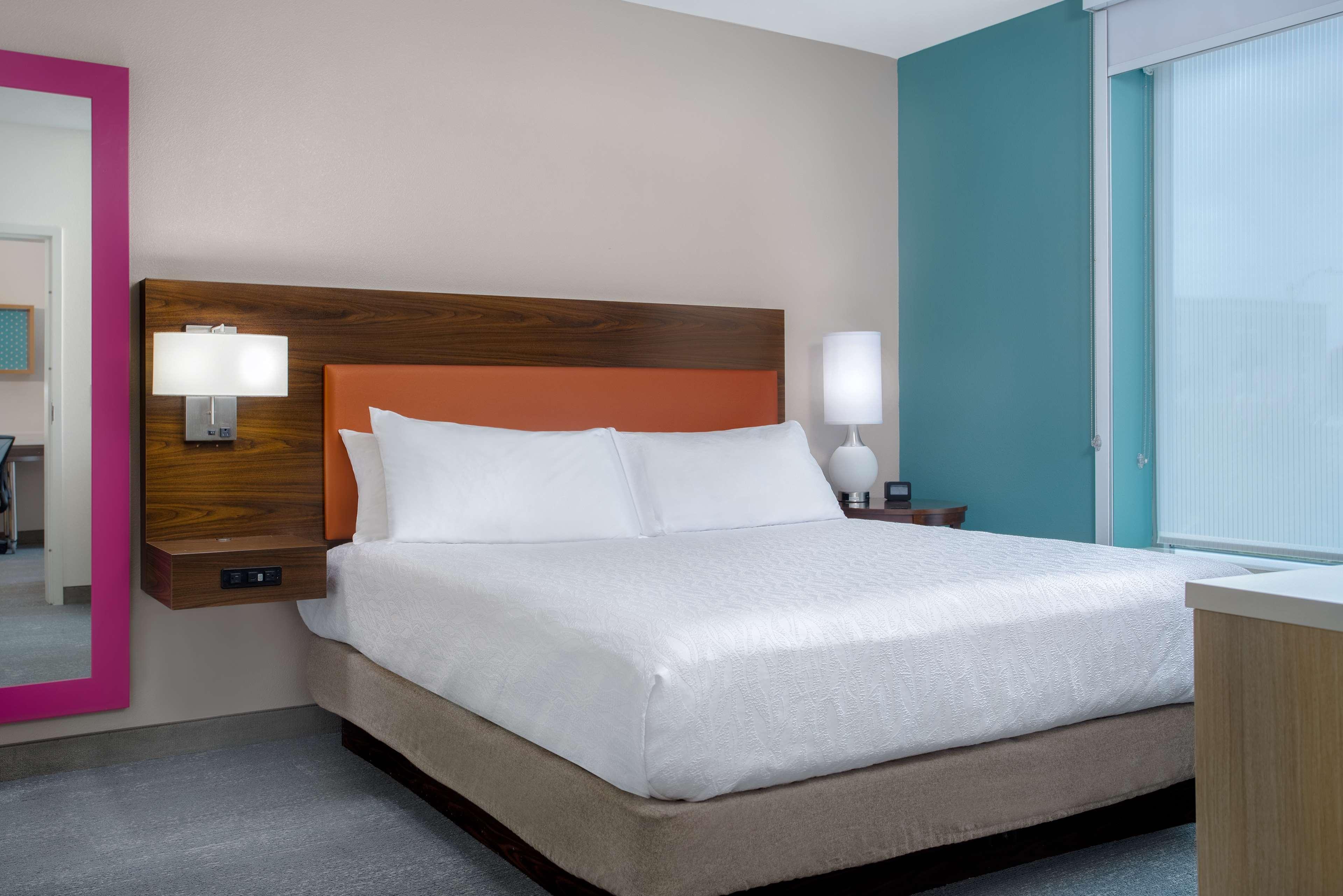 Suite Accessible King Size Bed