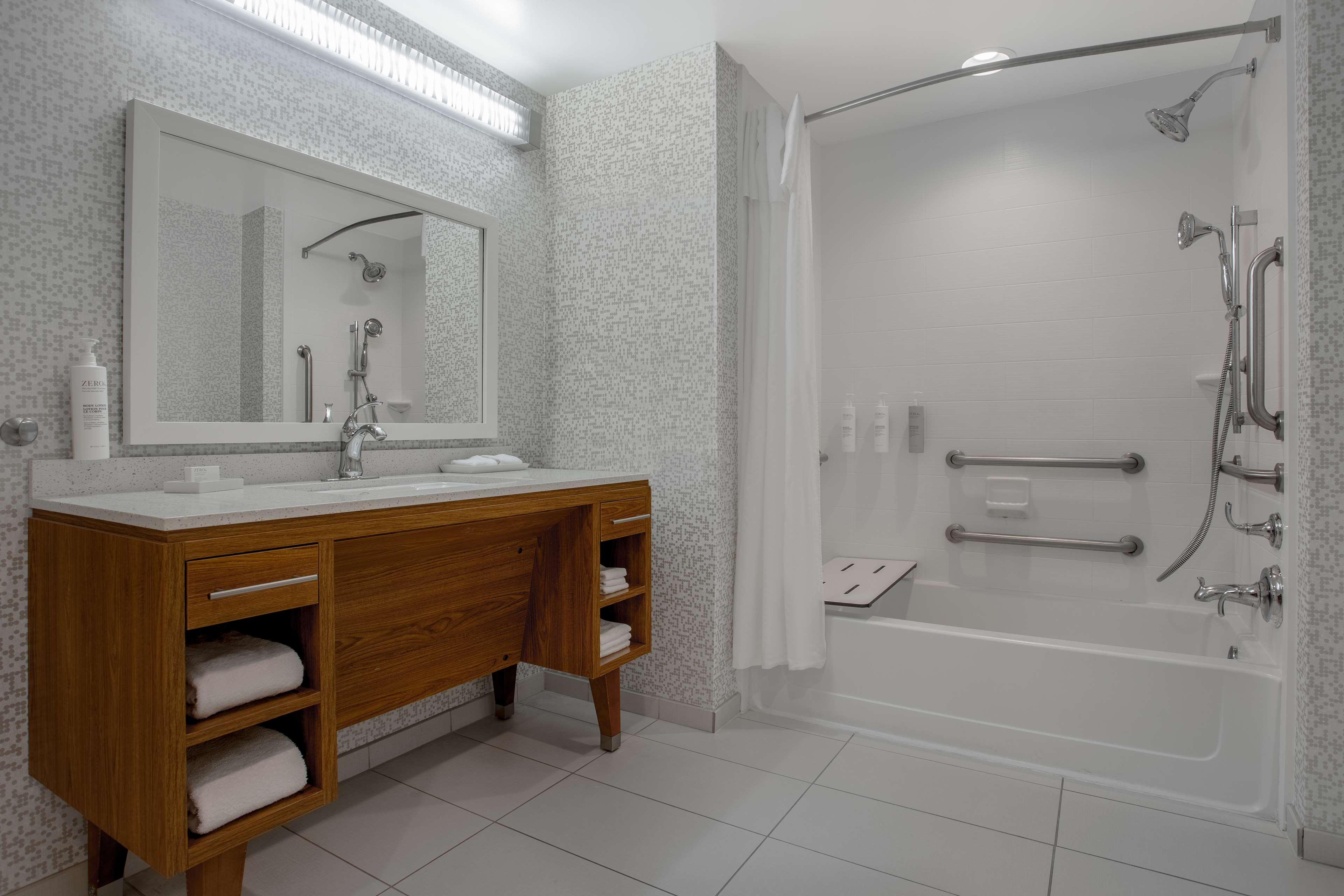 Suite Accessible King Size Bed