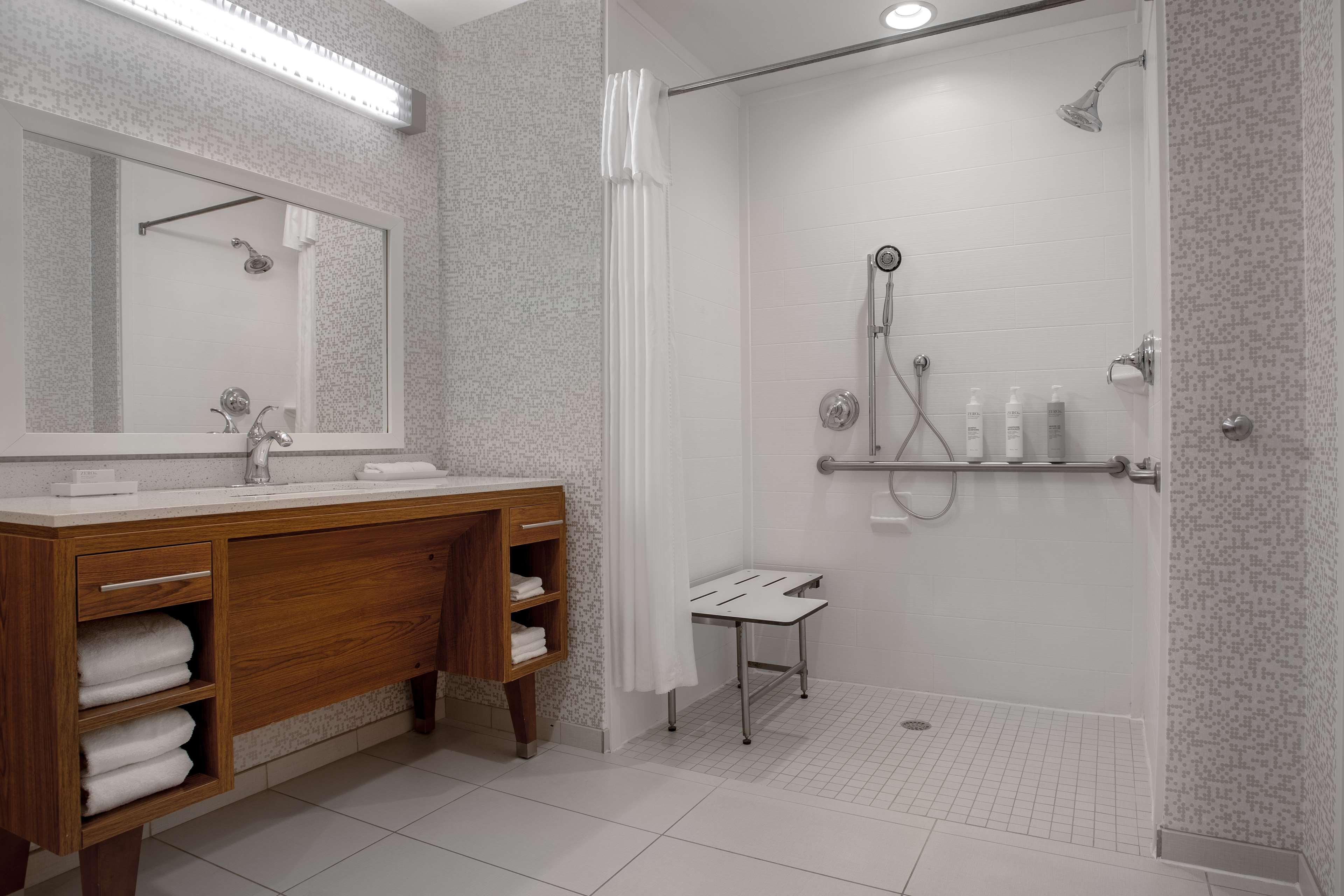 Studio Accessible King Size Bed