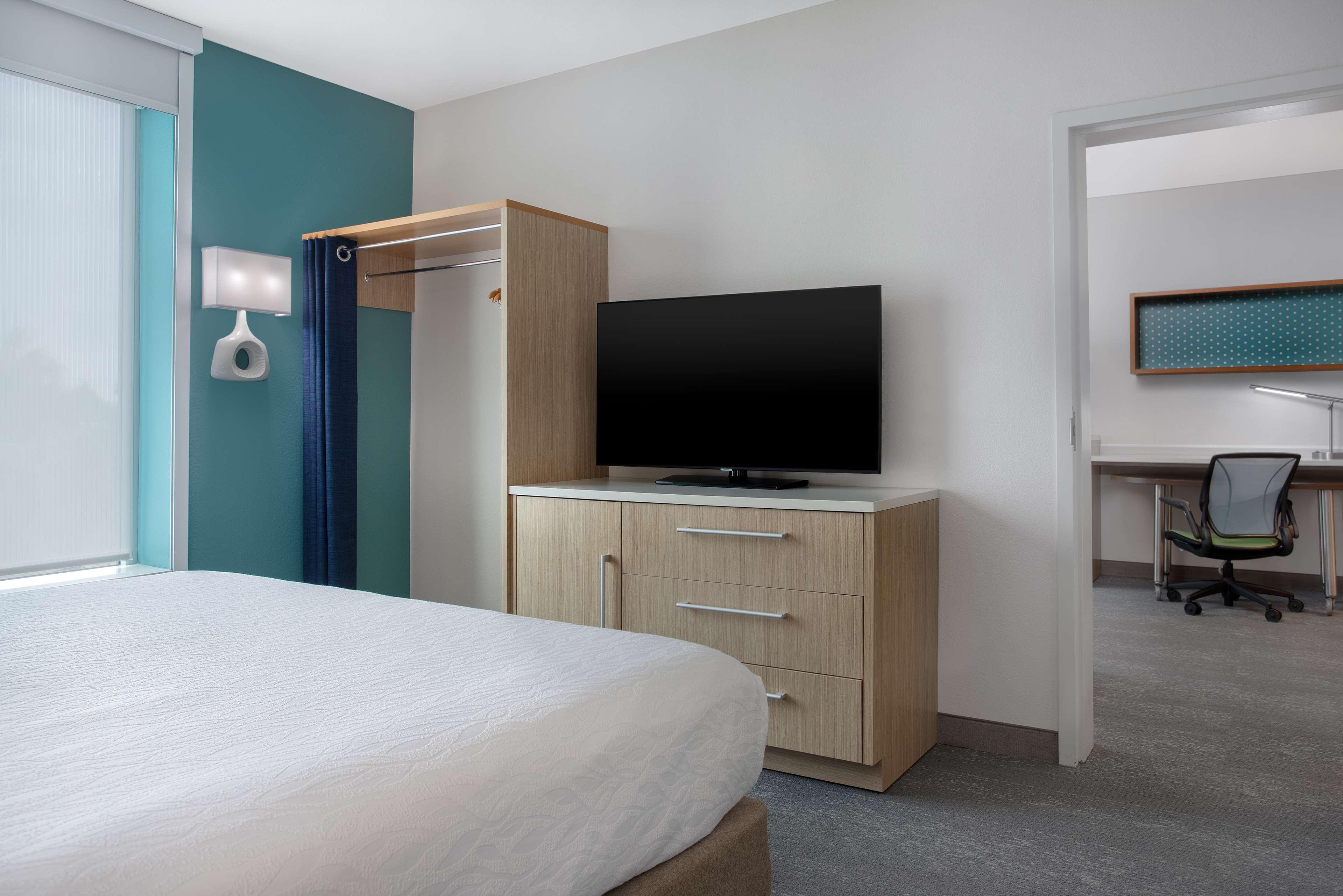 Suite Accessible King Size Bed