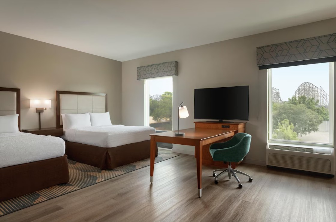 Studio Two Queen Beds