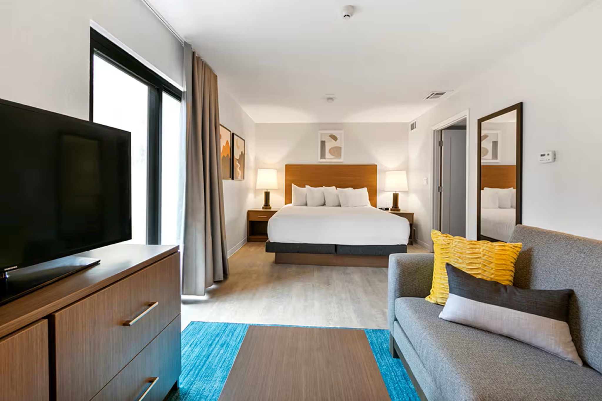 Studio Accessible King Size Bed