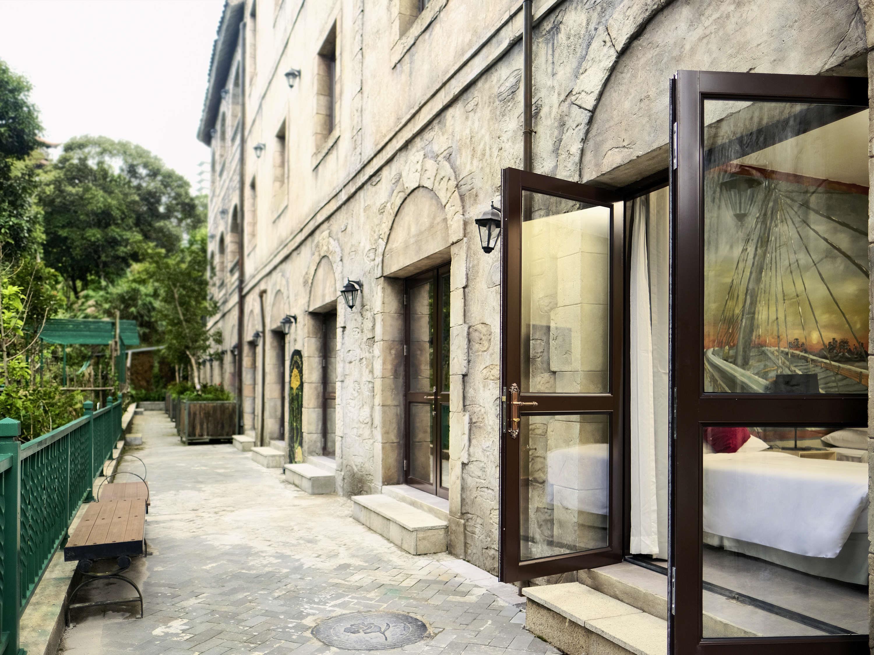 Family Room Deluxe King Bed