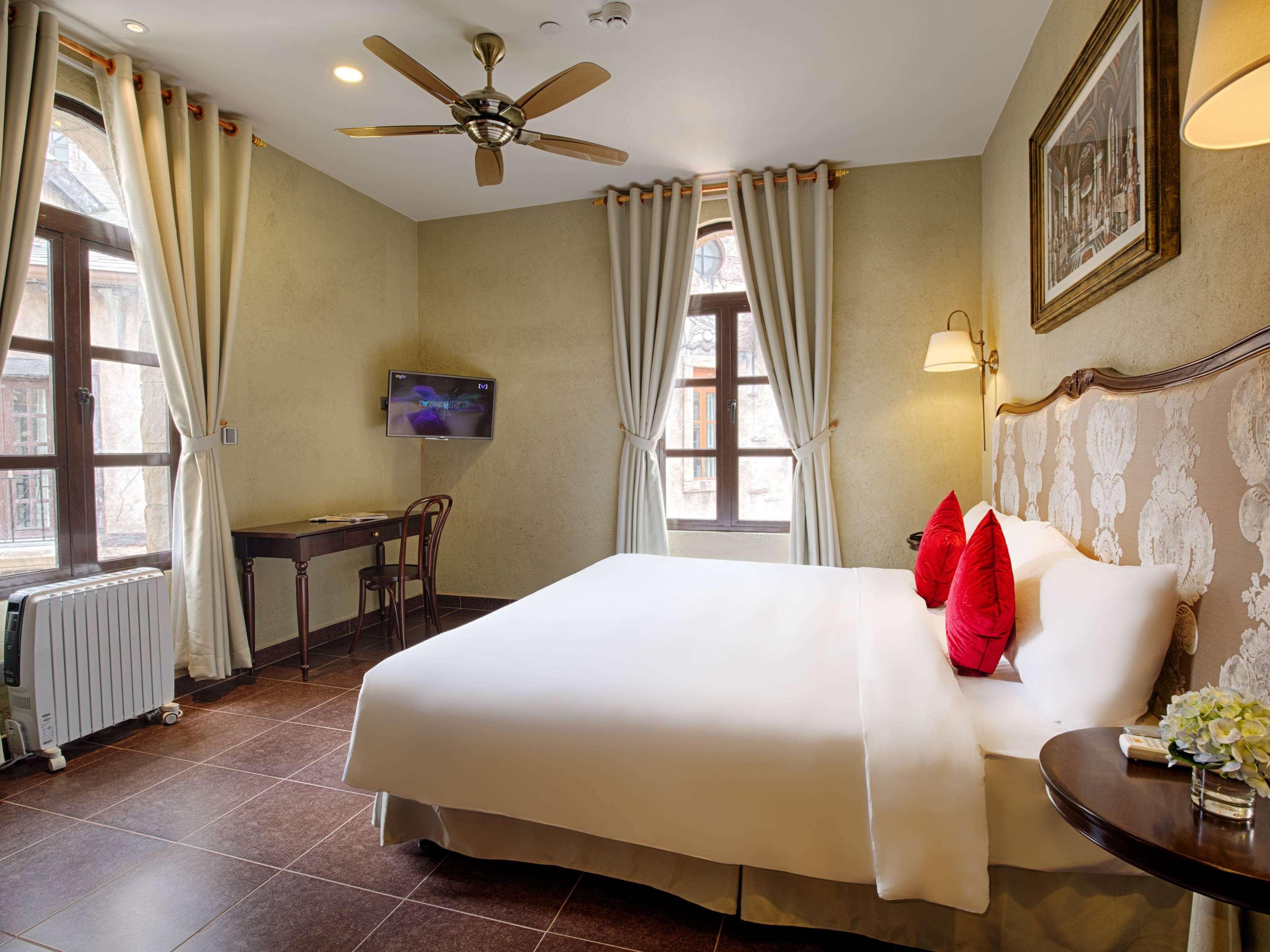 Family Room Superior King Bed