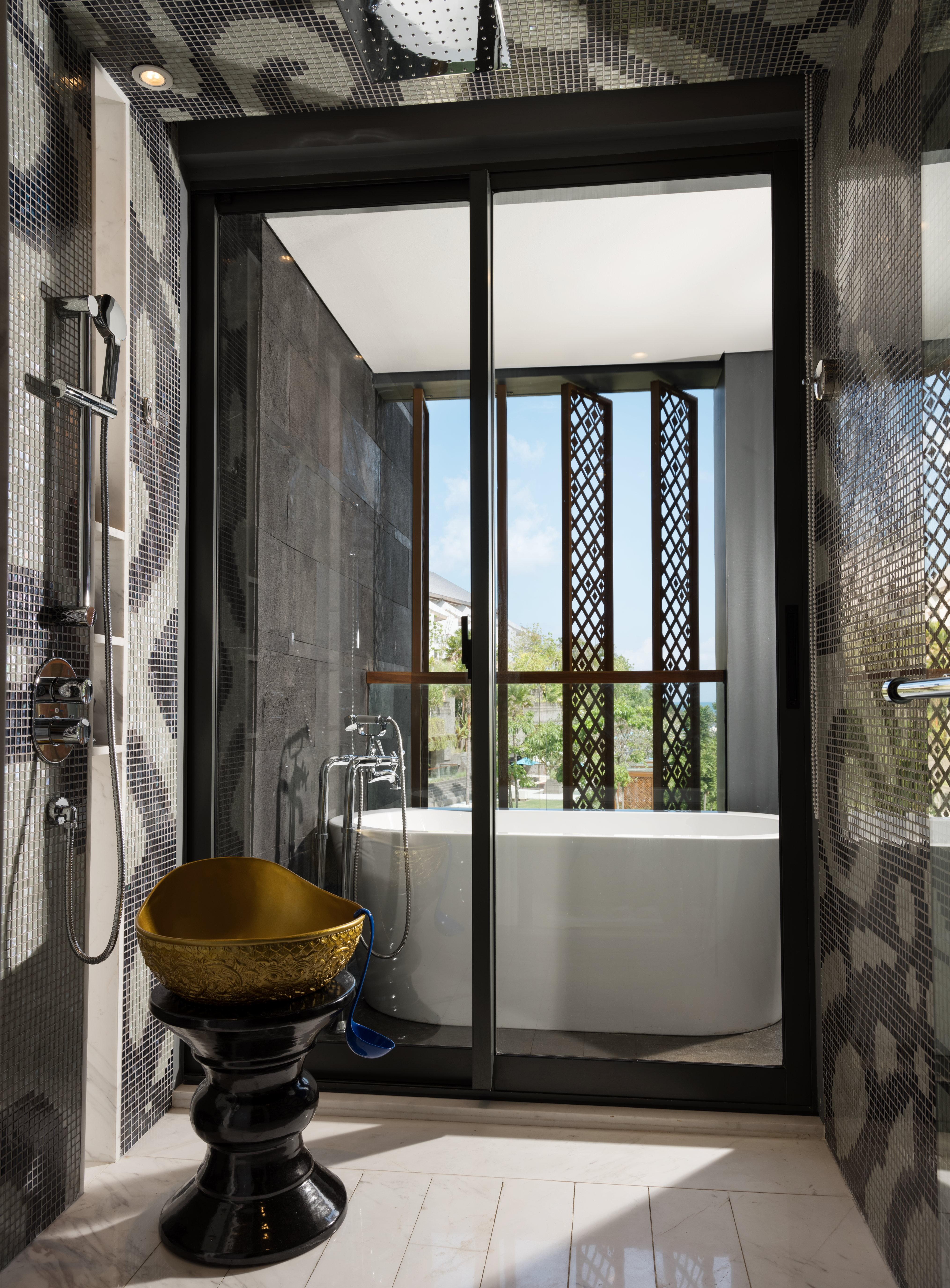 Suite Pool View King Bed