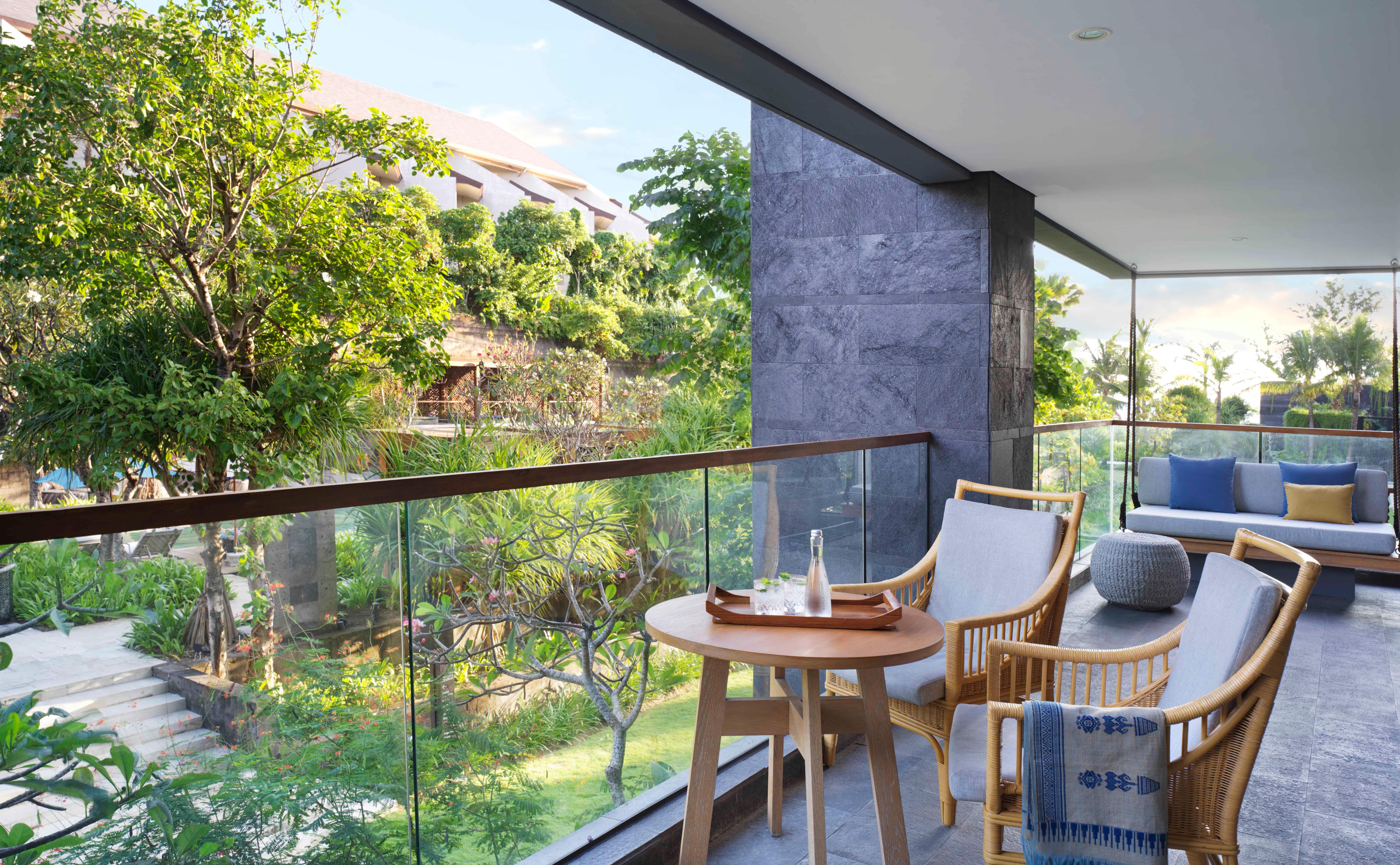 Suite Pool View King Bed