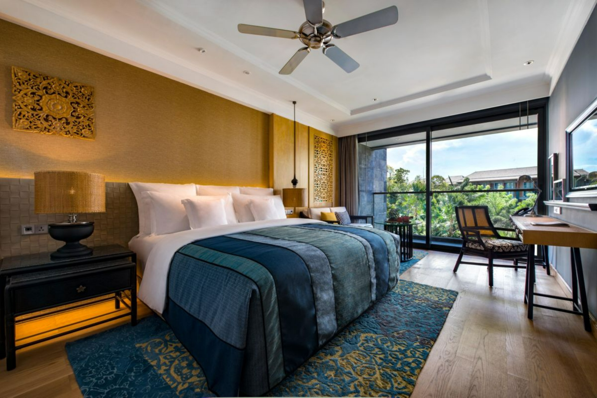 Suite Pool View King Bed