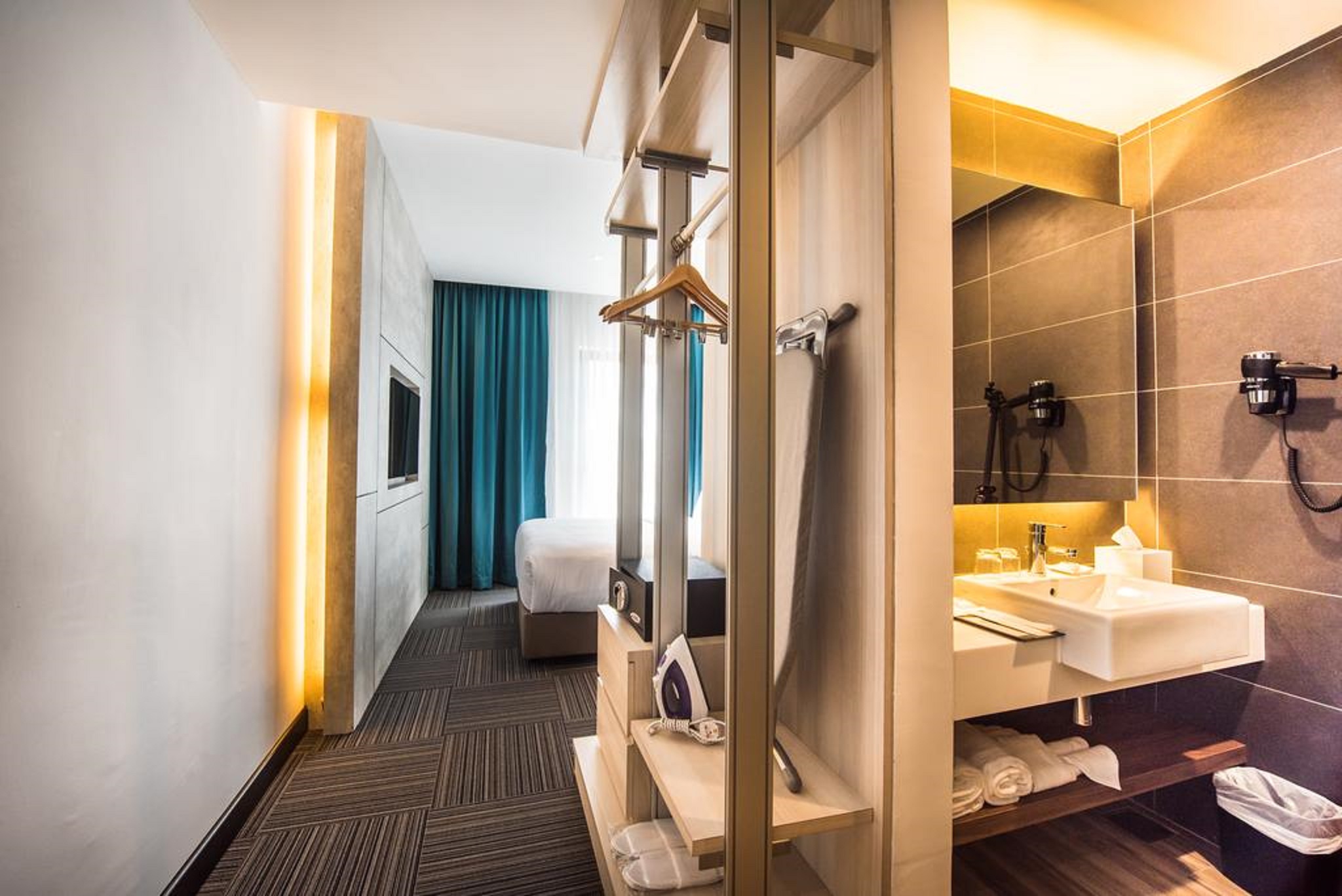 Double Queen Size Bed