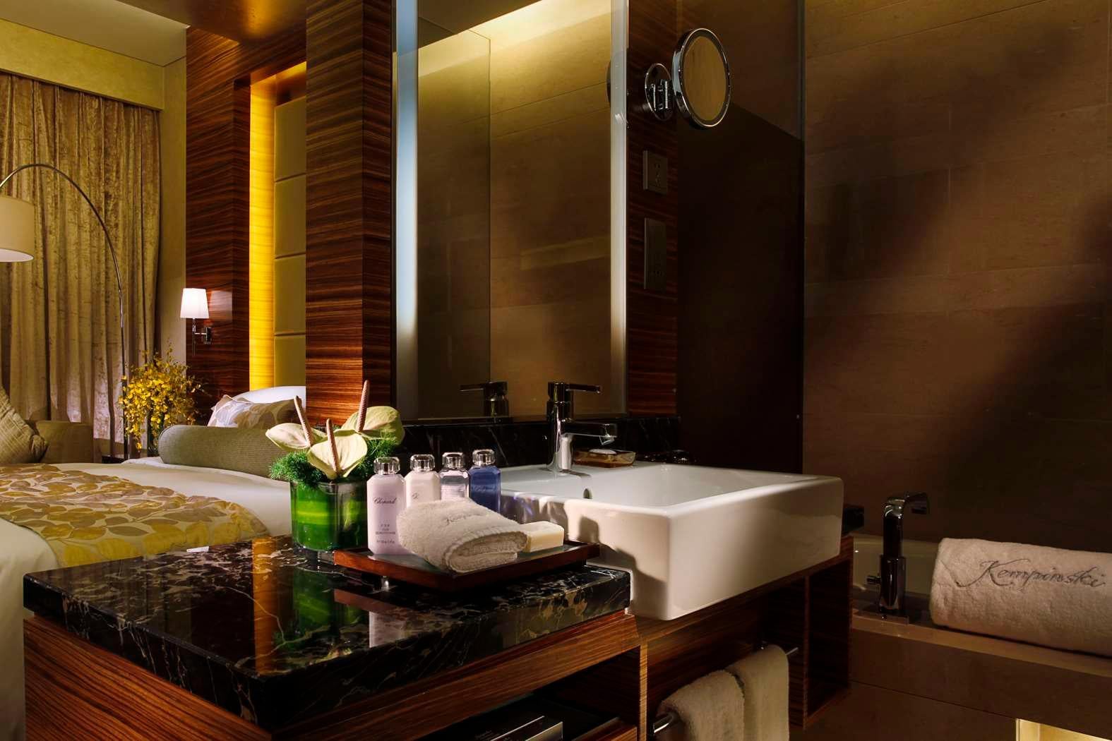 Double Deluxe City View King Bed