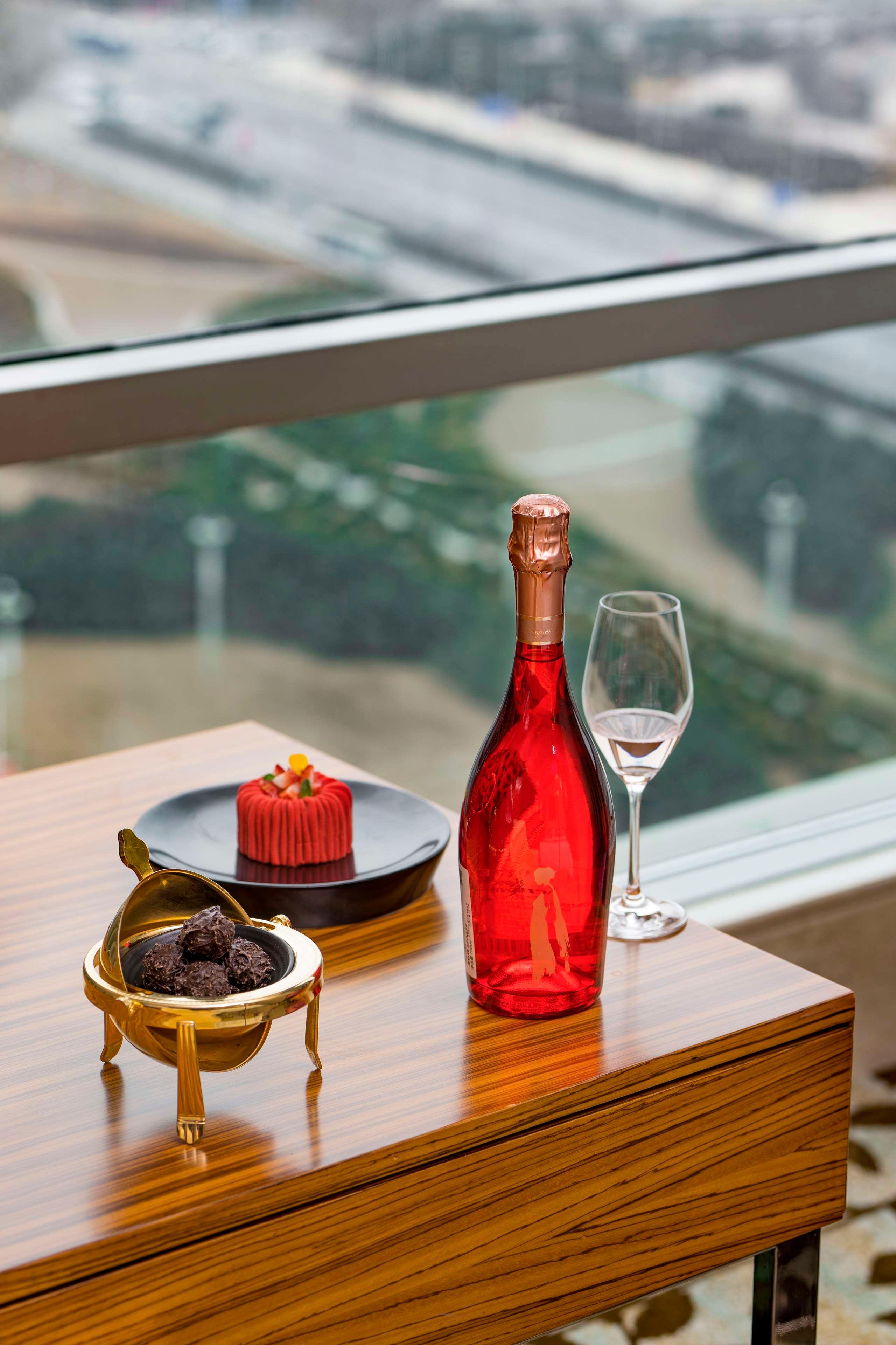 Double Deluxe City View King Bed