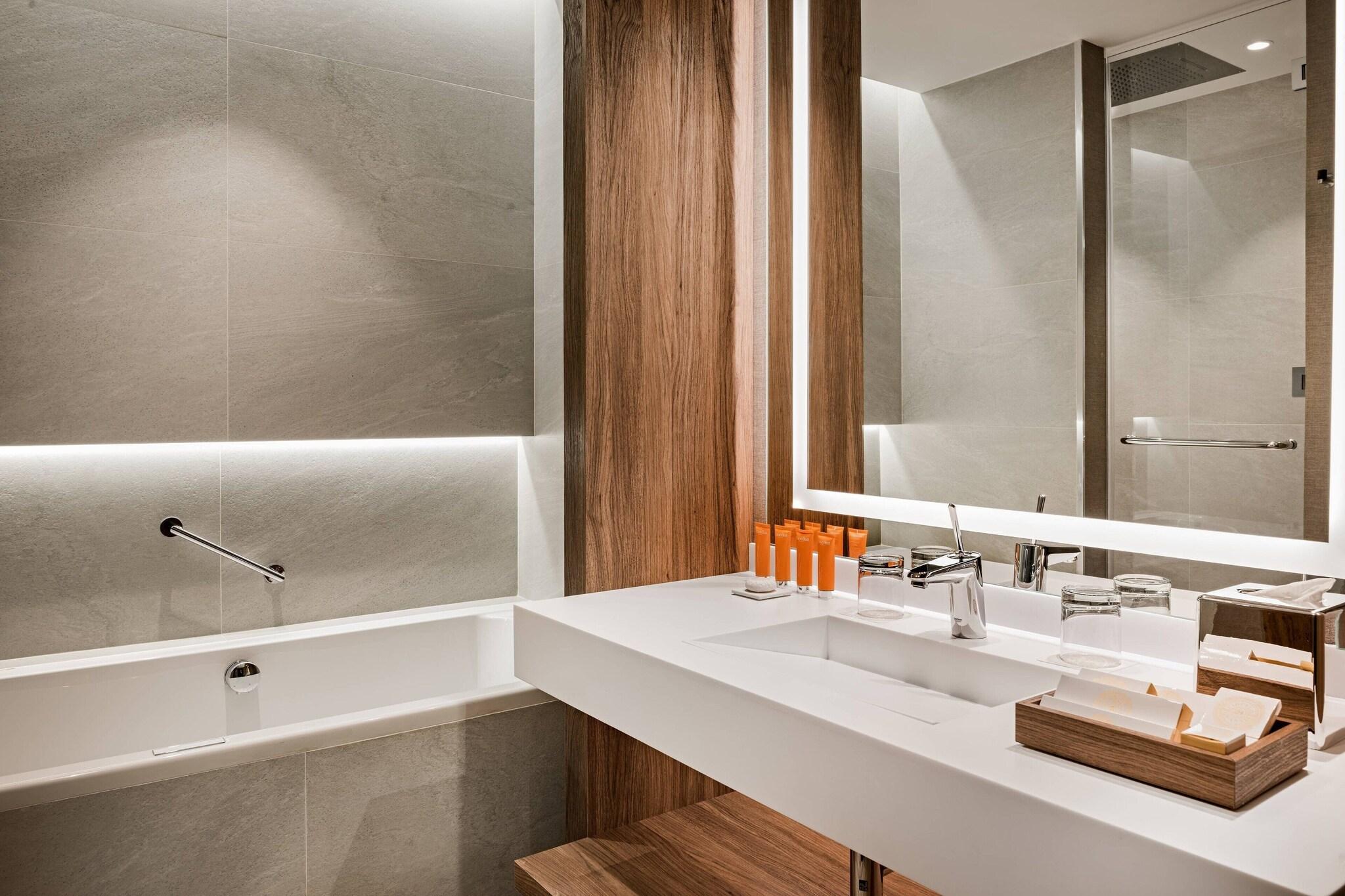 Suite City View King Bed