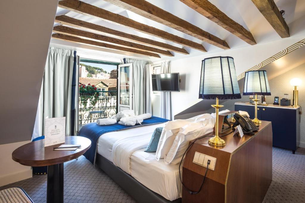 Double or Twin Deluxe with Terrace