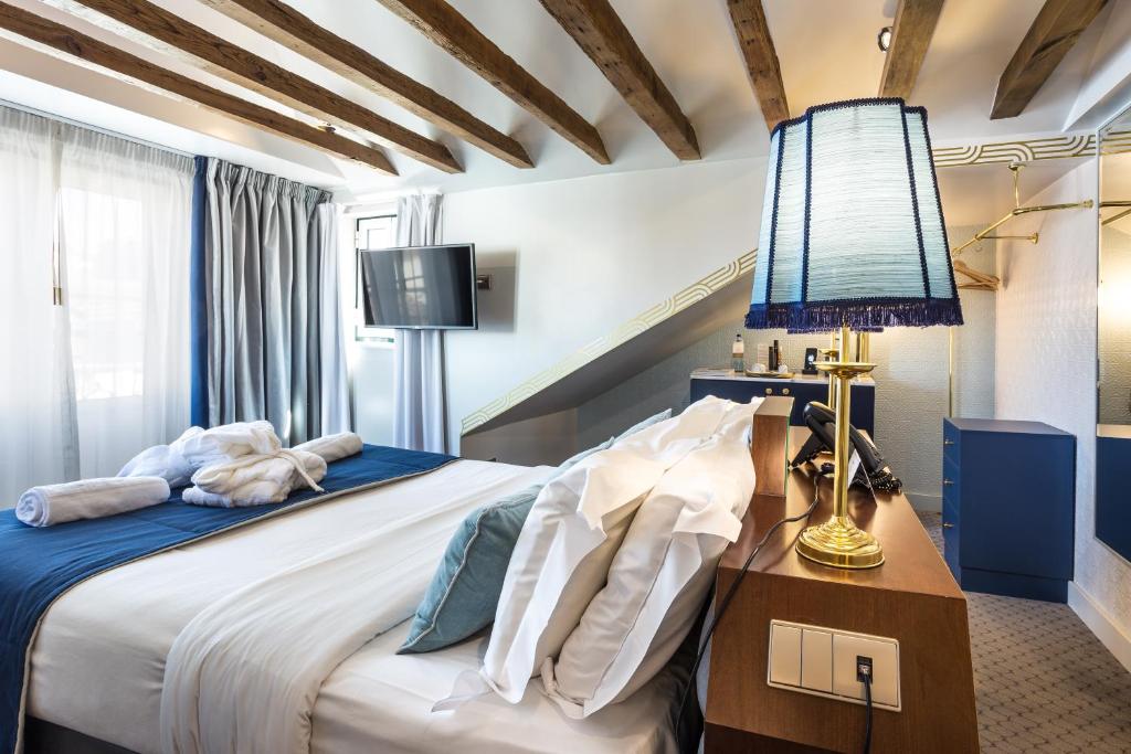 Double or Twin Deluxe with Terrace