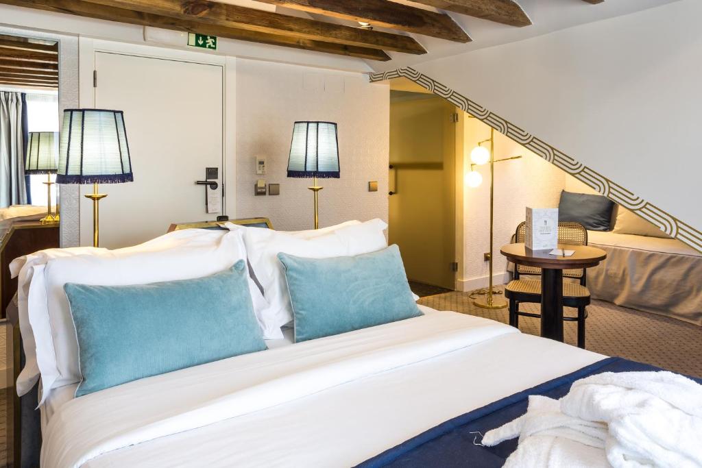 Double or Twin Deluxe with Terrace